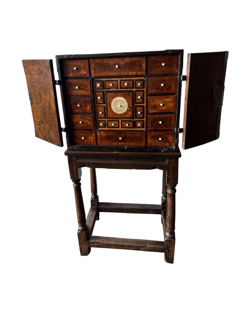 Bargueño del Siglo XVIII con Incrustaciones