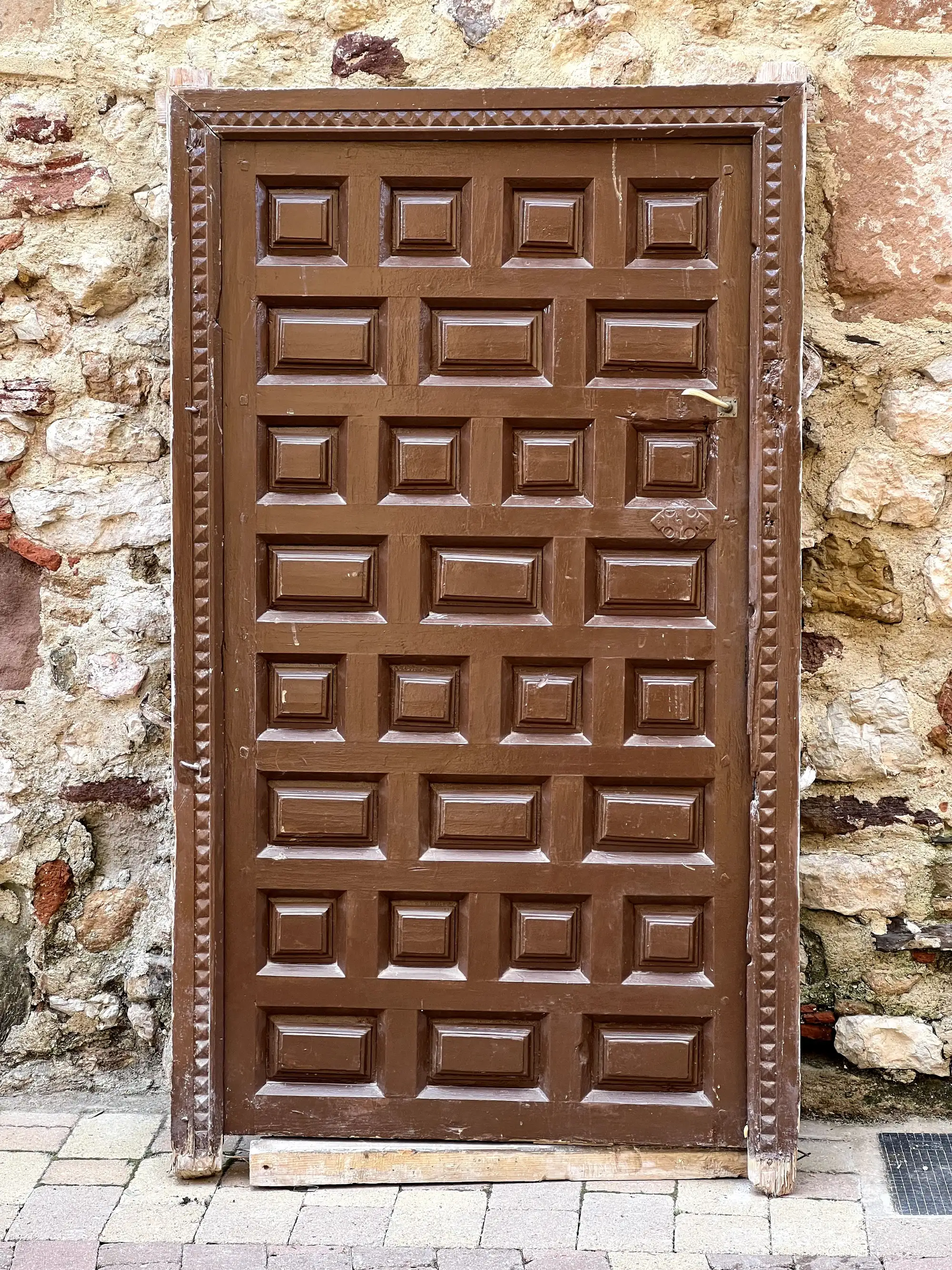 Puerta castellana panelada en madera maciza