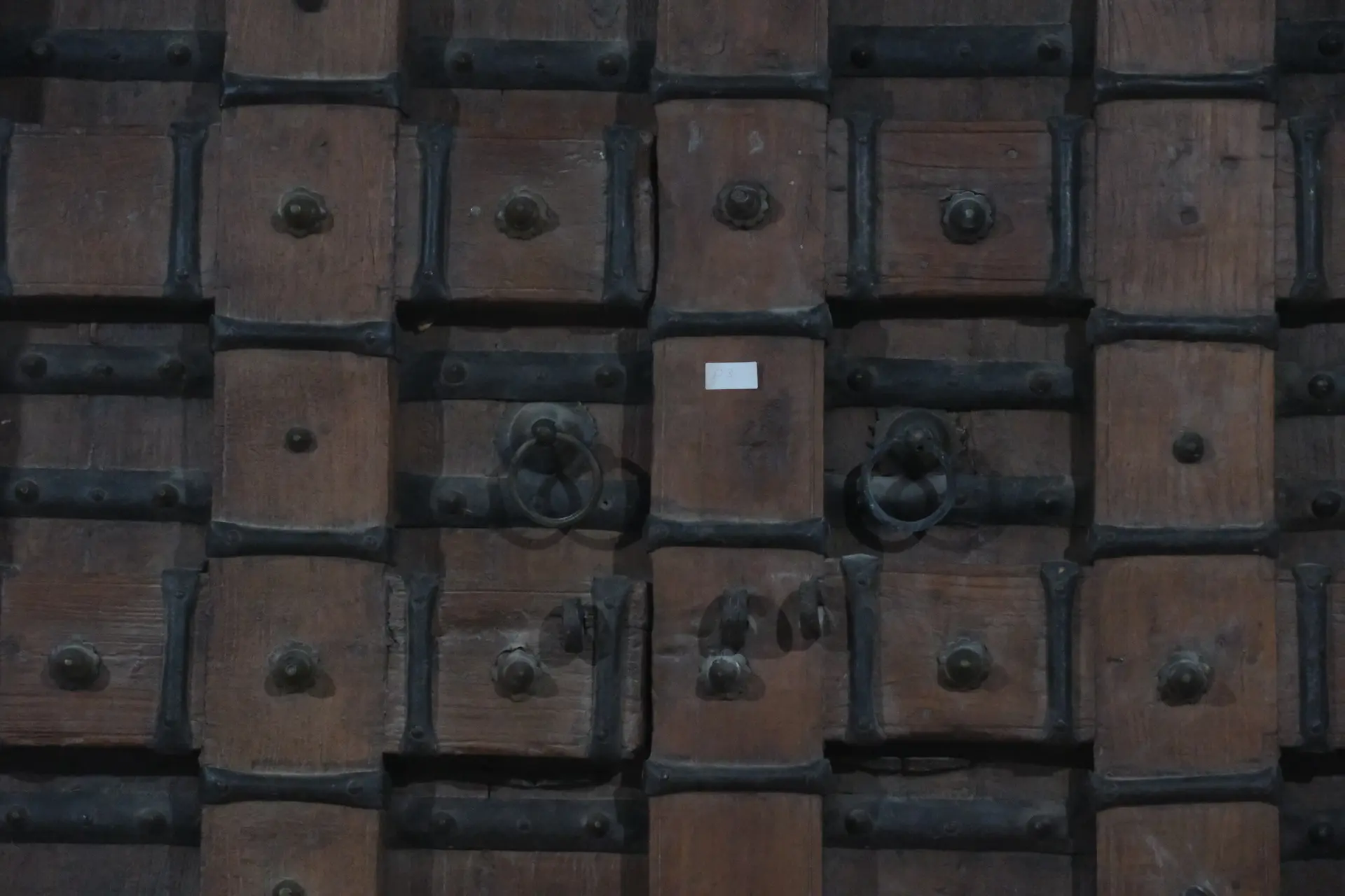 Porton de un Templo del norte de la India, Siglo XIX, Puertas Nobles de la India, Siglo XIX · vista 6/10