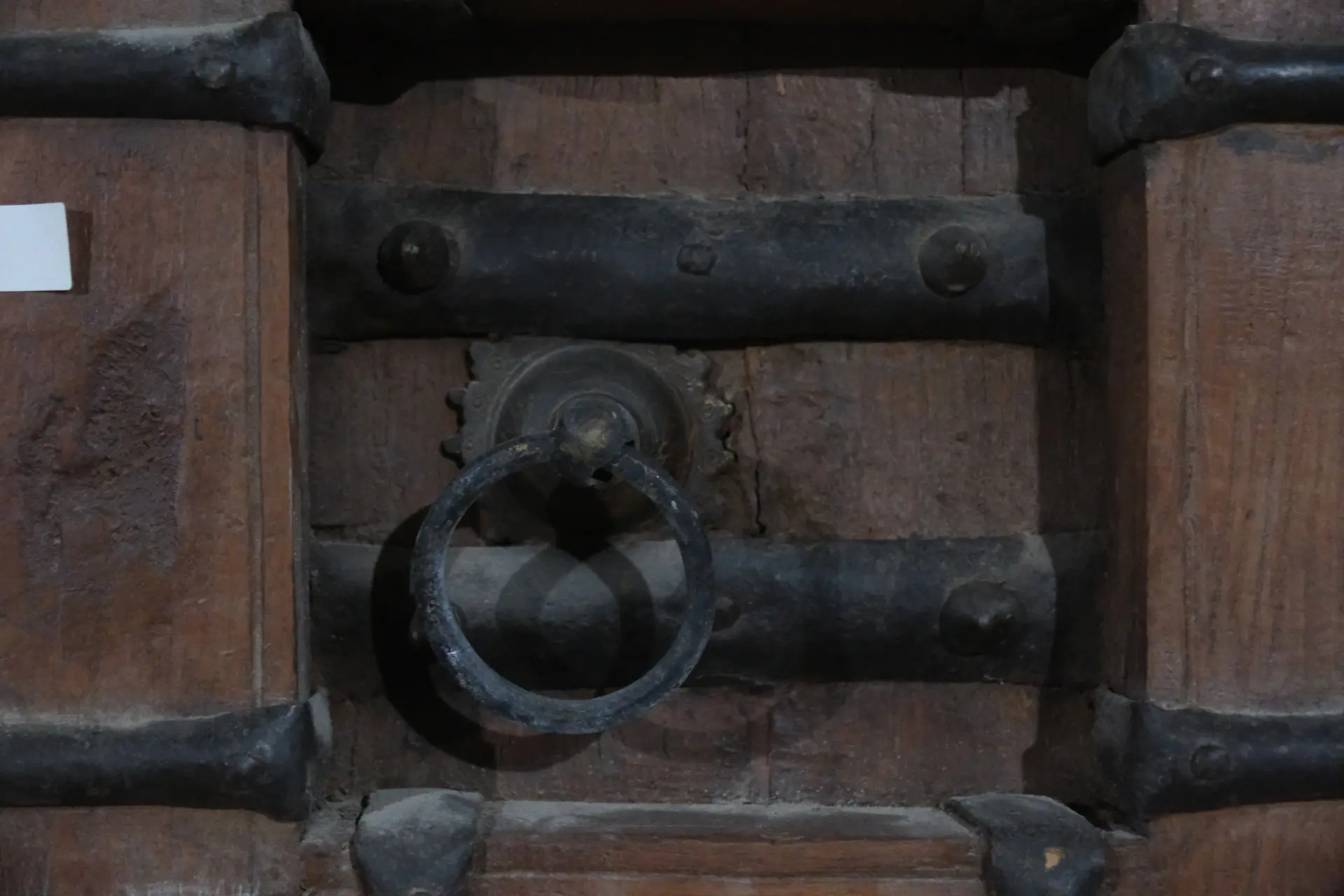 Porton de un Templo del norte de la India, Siglo XIX, Puertas Nobles de la India, Siglo XIX · vista 9/10