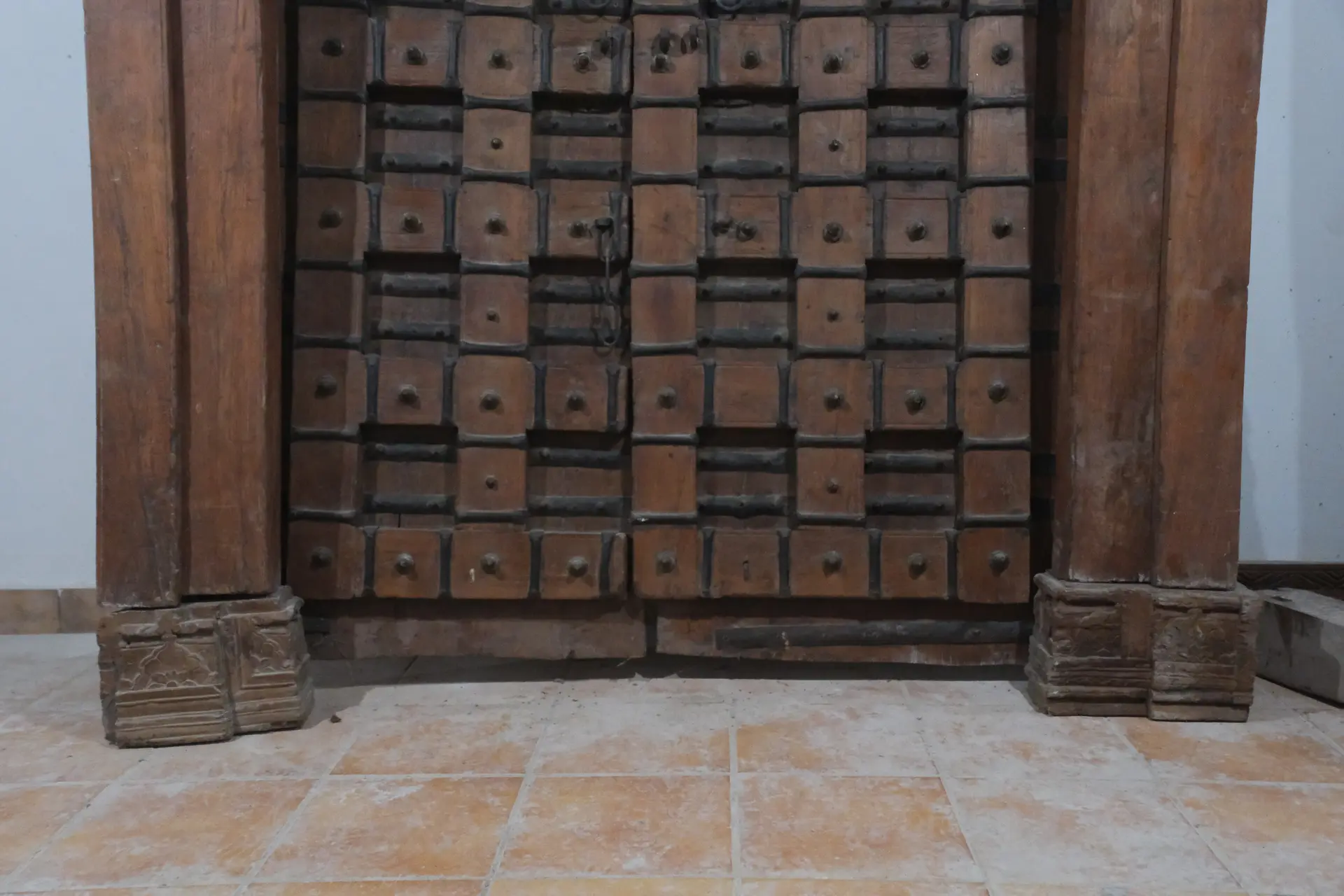 Porton de un Templo del norte de la India, Siglo XIX, Puertas Nobles de la India, Siglo XIX · vista 5/10
