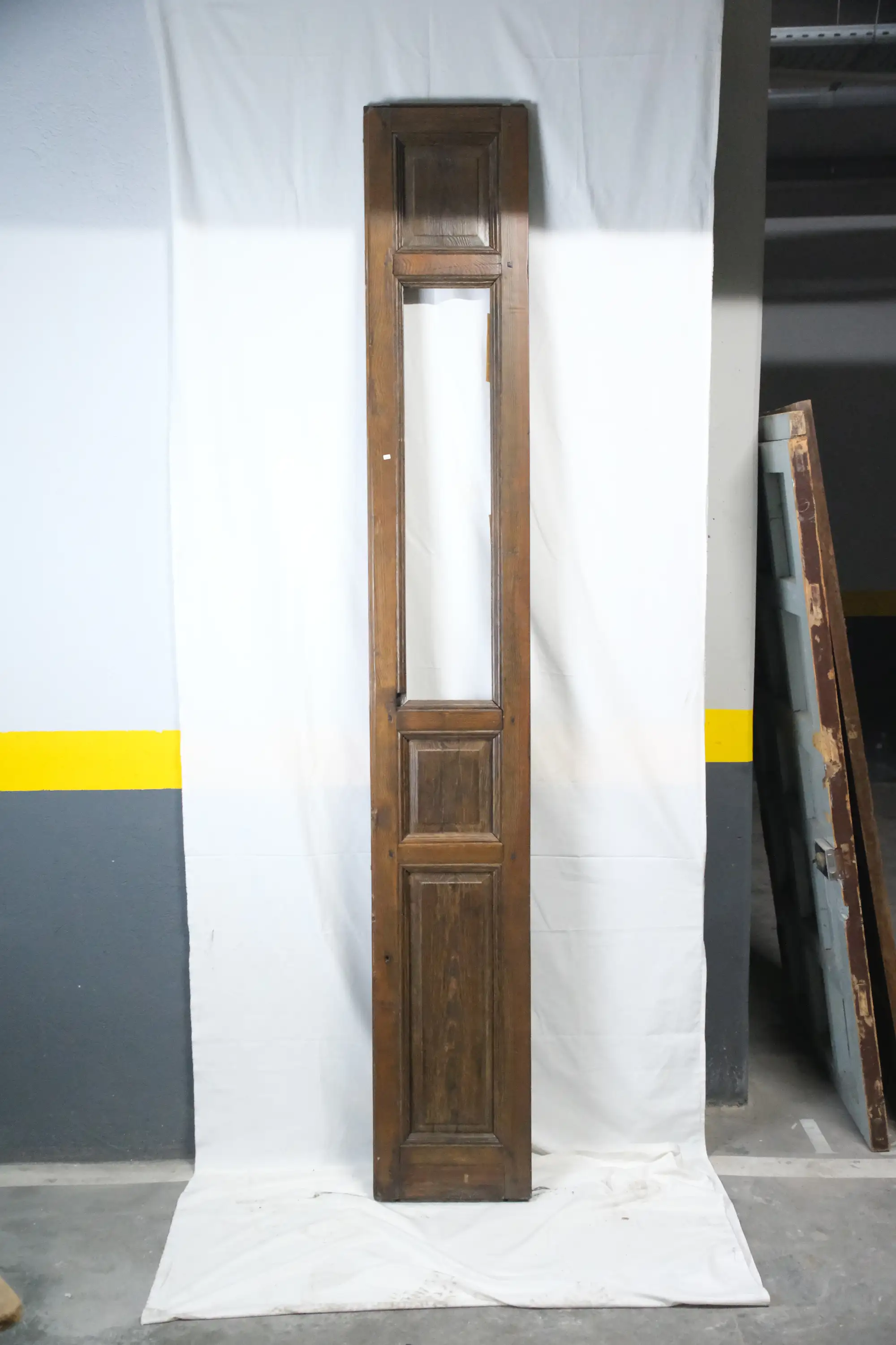 Puerta alta de madera con cuarterones, Madrid, Siglo XX