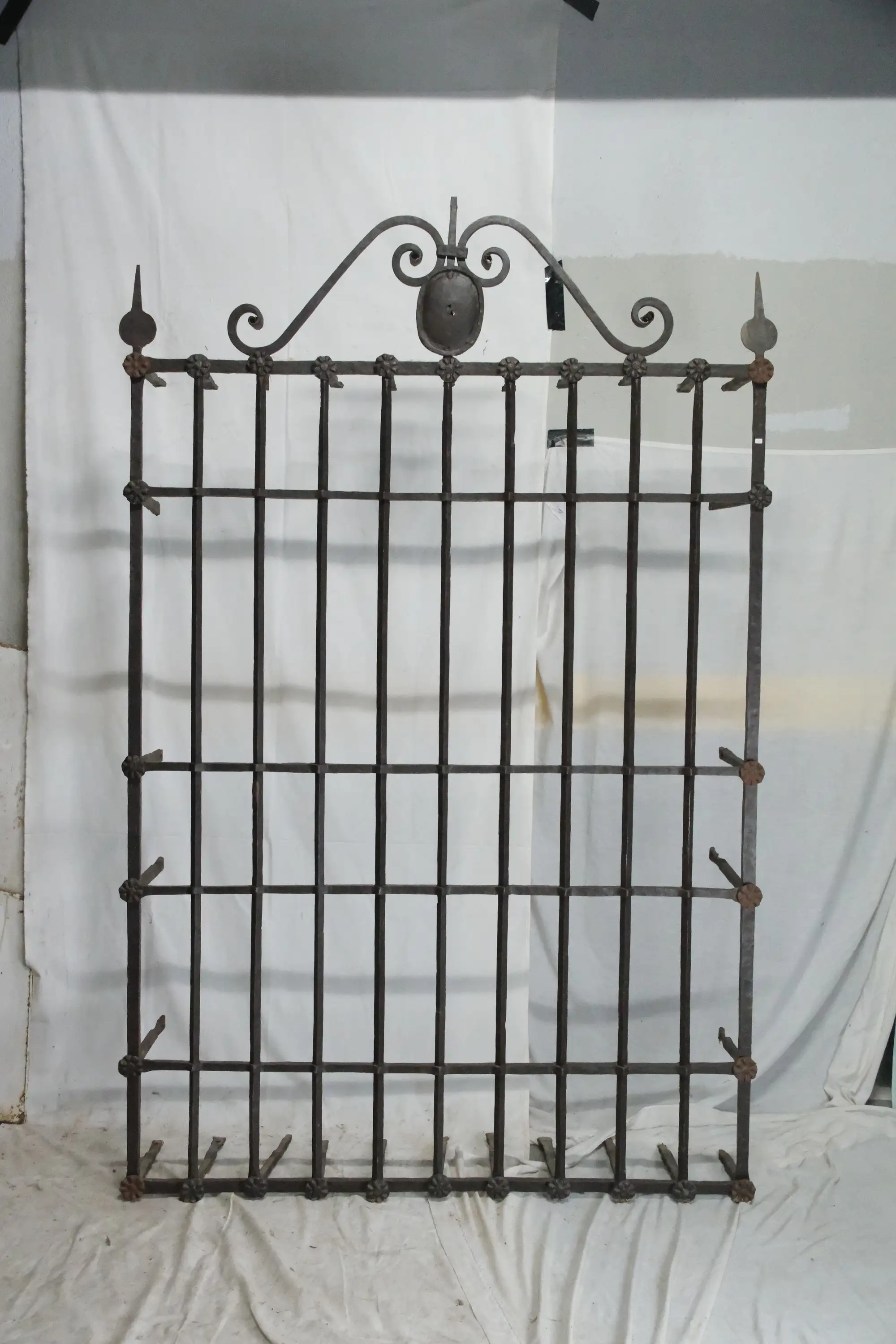 Reja de Hierro Forjado del Siglo XVIII con Copete Decorativo