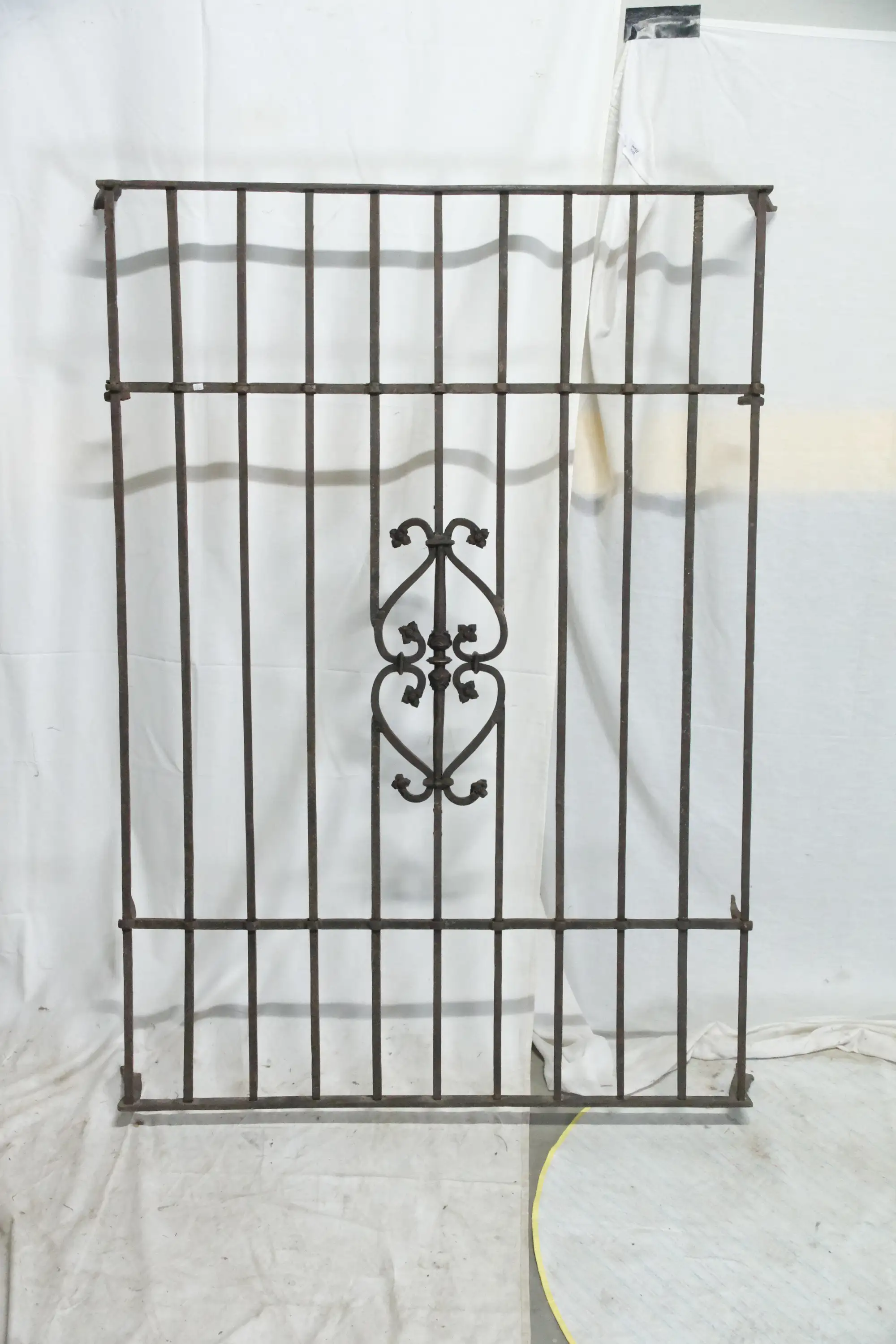 Reja de Hierro del Siglo XVIII con Elemento Decorativo