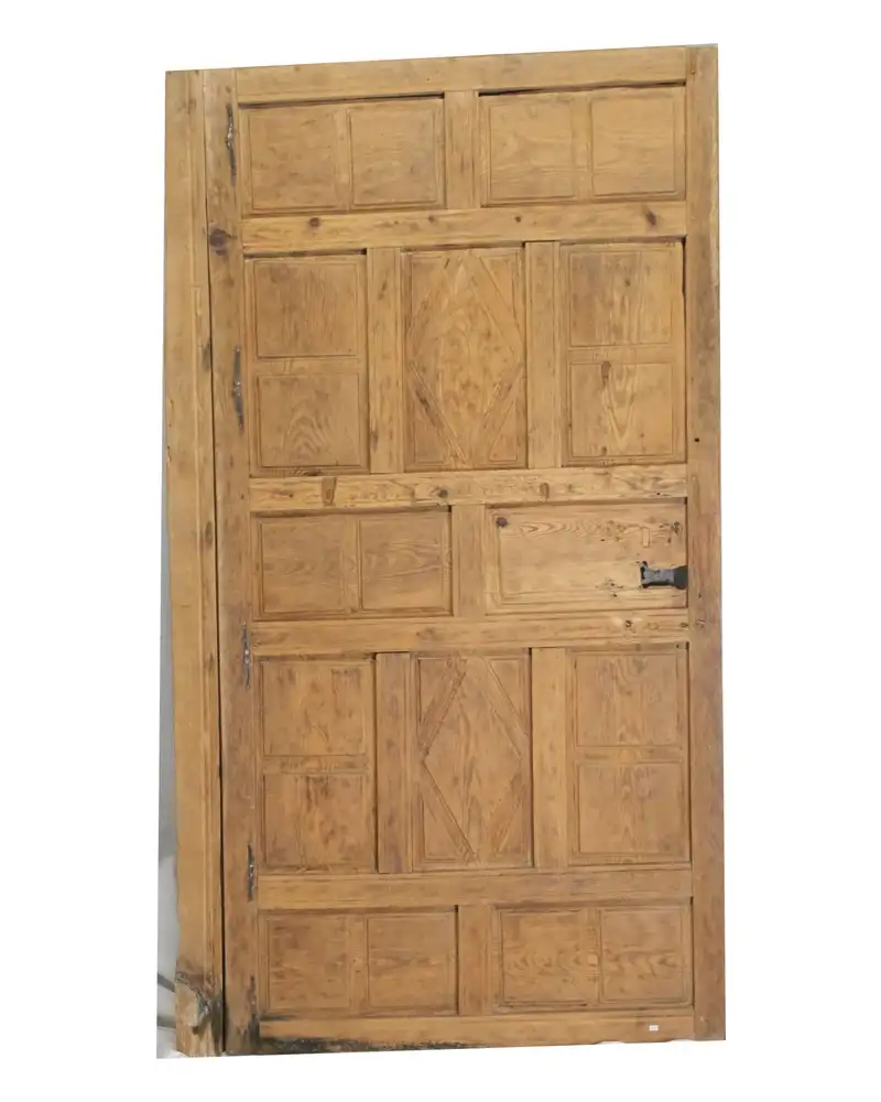 Puerta de Cuarterones del Siglo XVIII en Pino