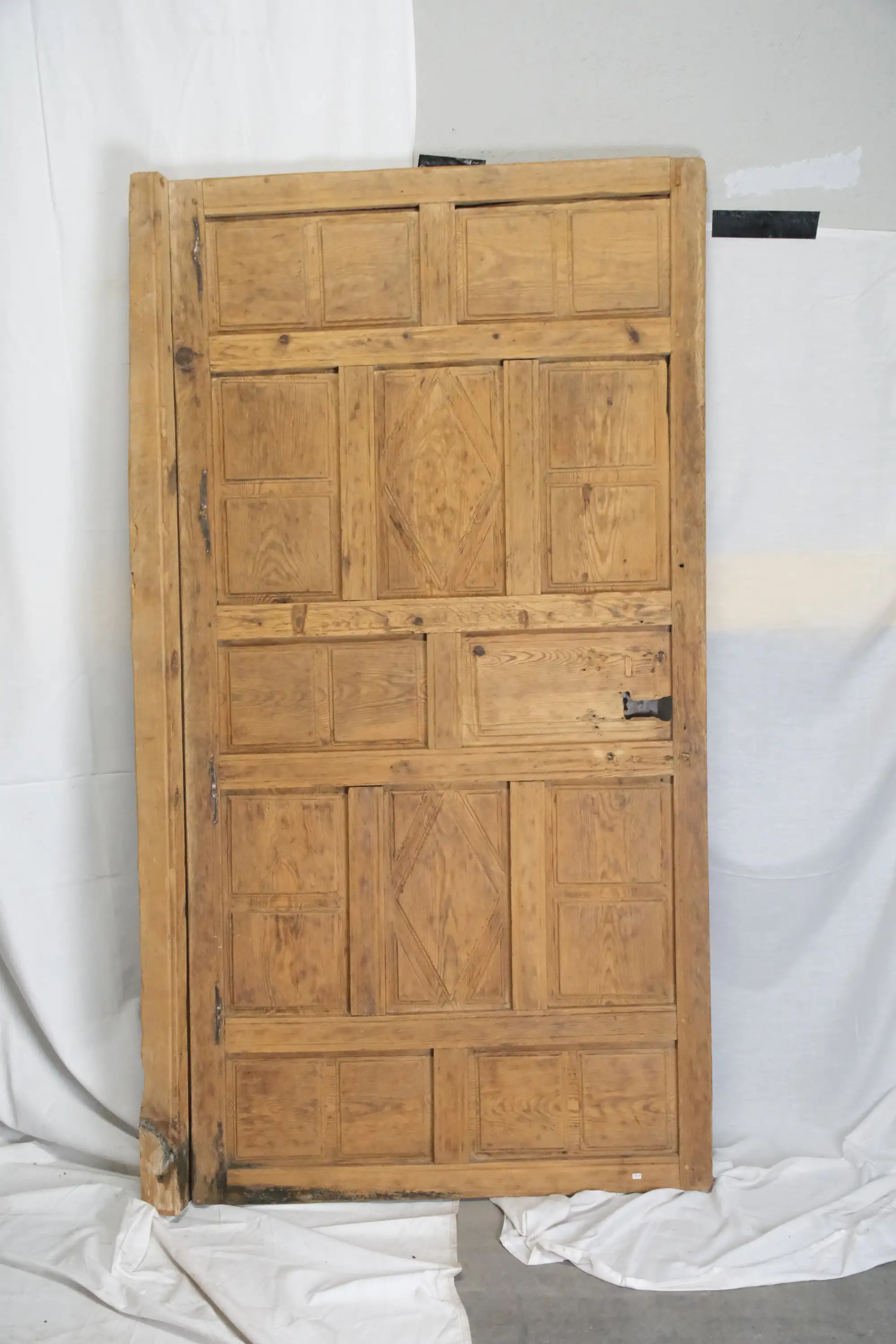 Puerta de Cuarterones del Siglo XVIII en Pino