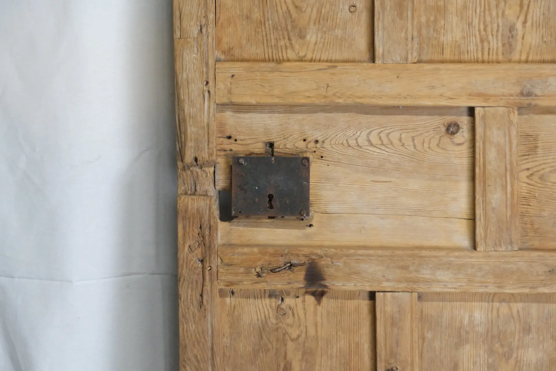 Puerta de Cuarterones del Siglo XVIII en Pino, Puertas y Arquitectónico, Siglo XVIII · vista 8/12