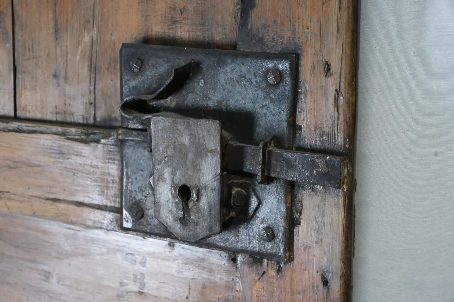 Puerta de Pino del Siglo XVIII con Tres Cuarterones, Puertas y Arquitectónico, Siglo XVIII · vista 12/16