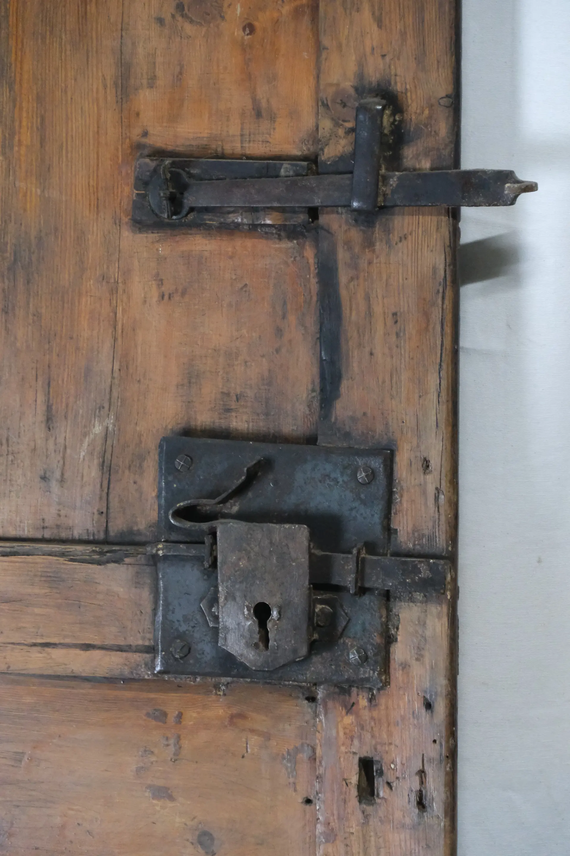 Puerta de Pino del Siglo XVIII con Tres Cuarterones, Puertas y Arquitectónico, Siglo XVIII · vista 10/16