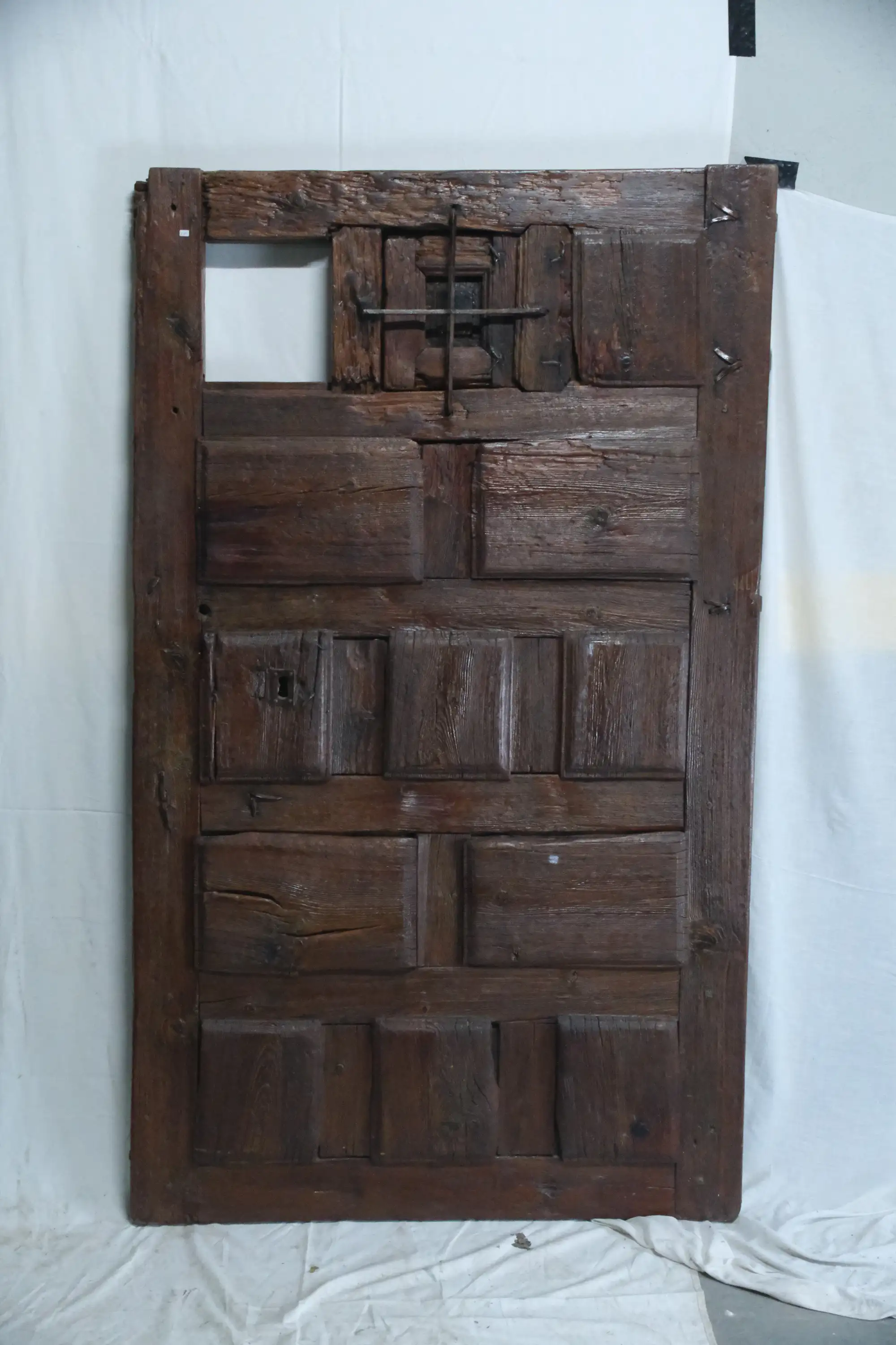 Puerta Rústica del Siglo XVII en Pino con Ventanucos