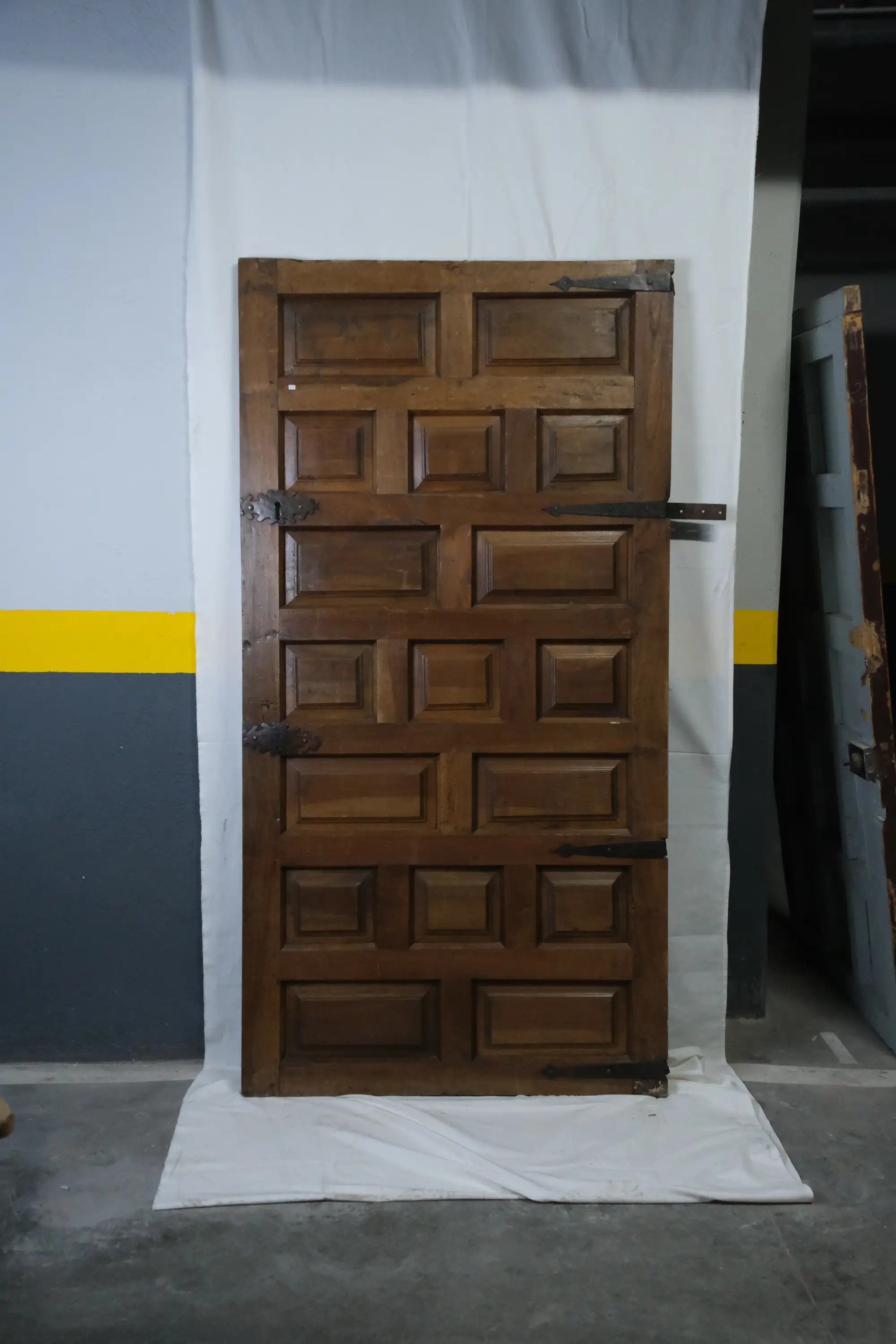 Puerta de cuarterones castellana del Siglo XVIII en nogal