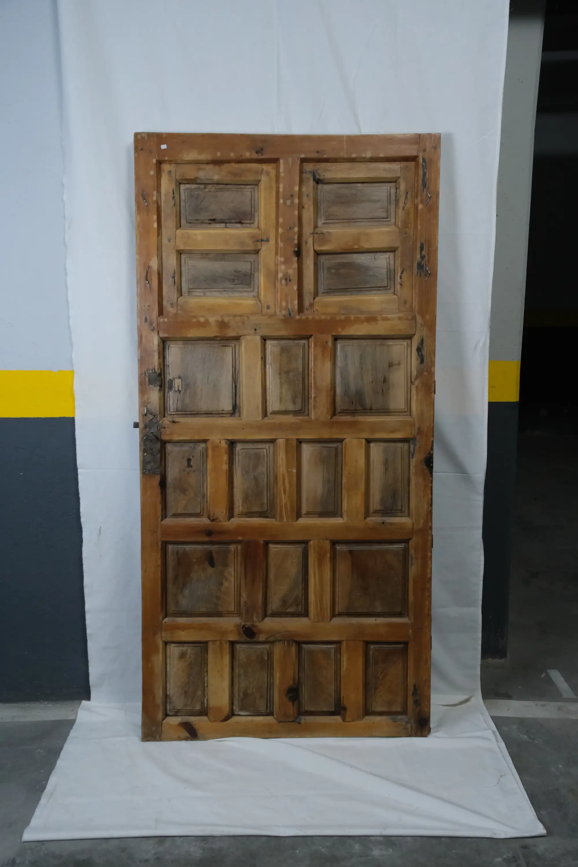 Puerta castellana del Siglo XVIII con cuarterones de pino y nogal