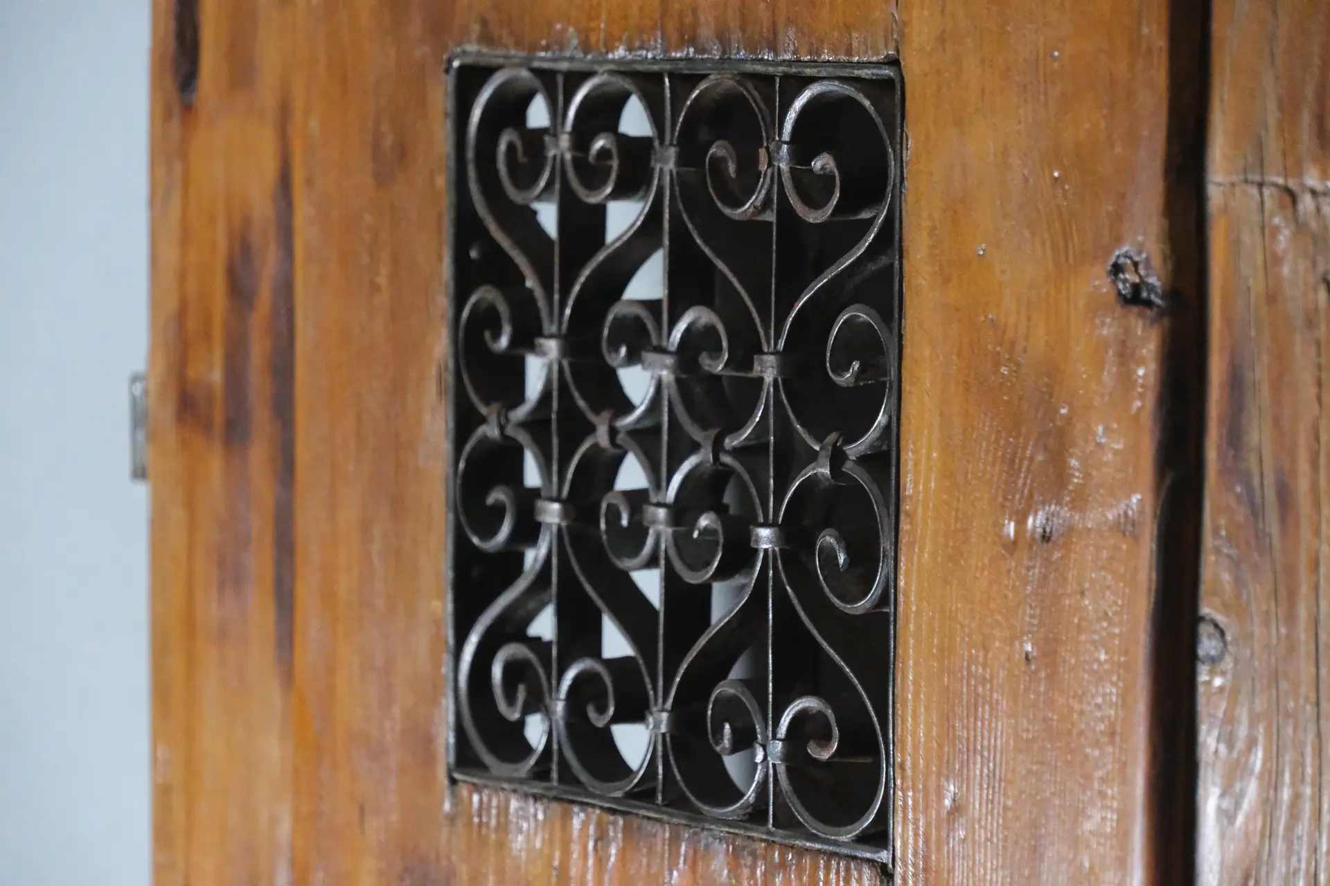 Puerta de Convento del Siglo XVII con Rejilla, Puertas y Arquitectónico, Siglo XVII · vista 3/9