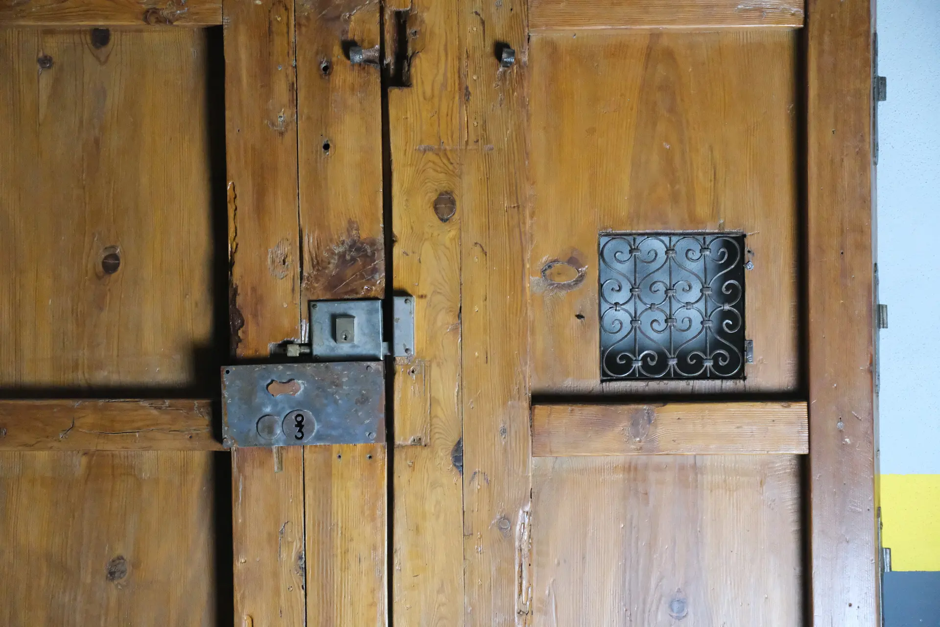 Puerta de Convento del Siglo XVII con Rejilla, Puertas y Arquitectónico, Siglo XVII · vista 6/9