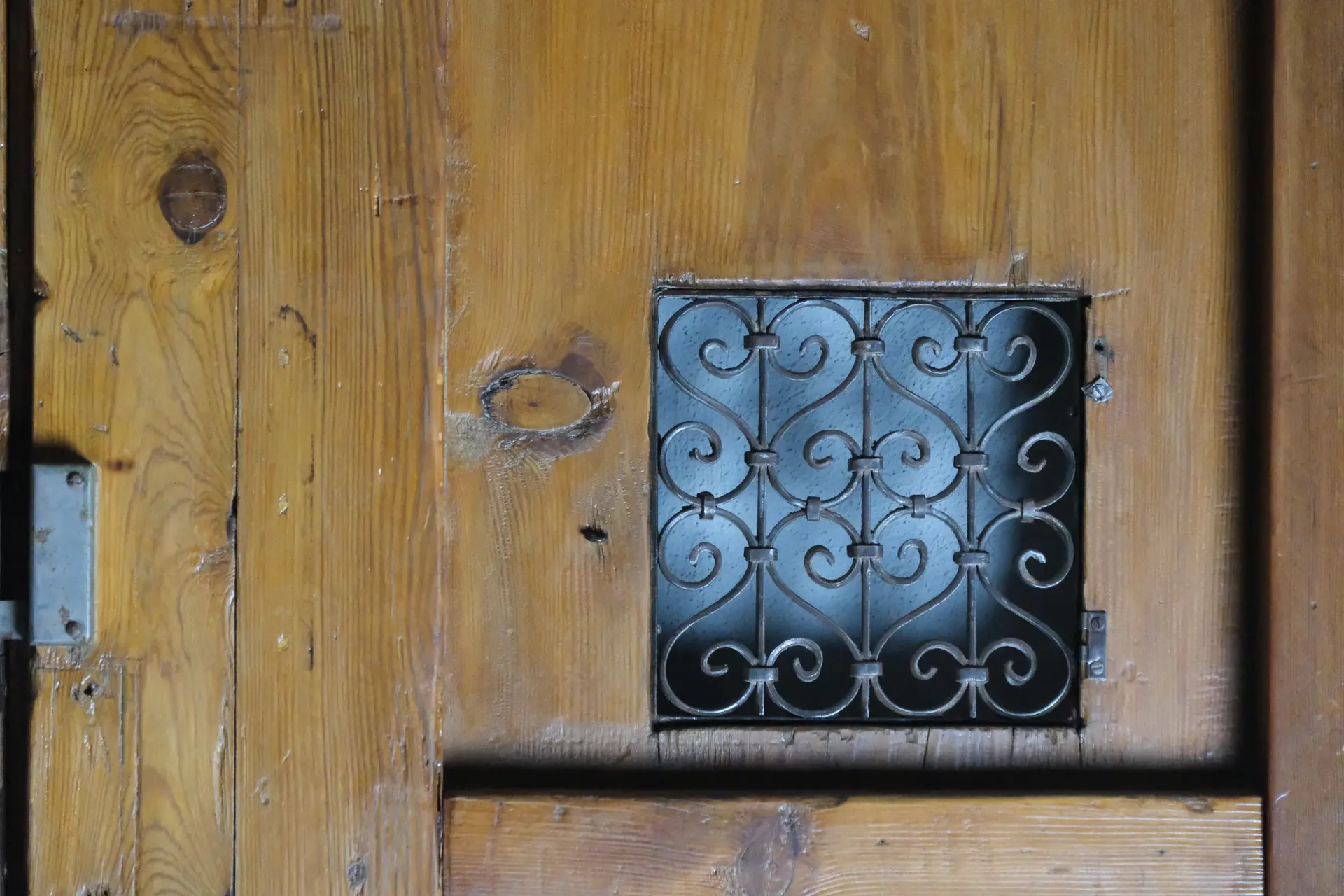 Puerta de Convento del Siglo XVII con Rejilla, Puertas y Arquitectónico, Siglo XVII · vista 7/9