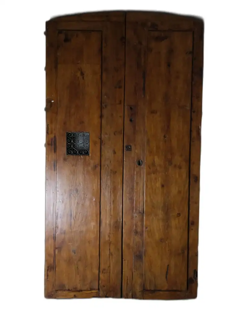 Puerta de Convento del Siglo XVII con Rejilla