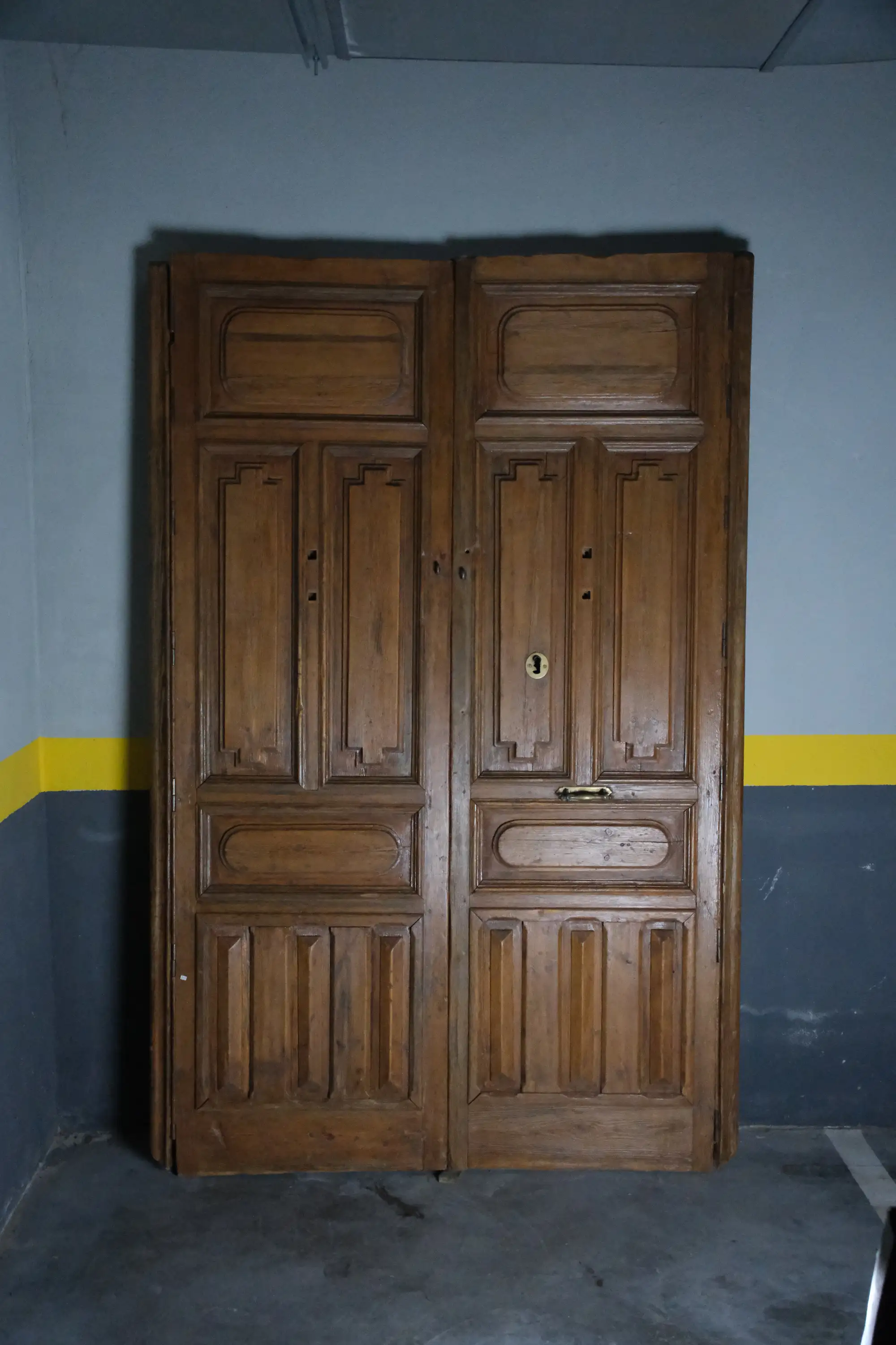 Portón de Doble Hoja del Siglo XIX en Madera de Madrid