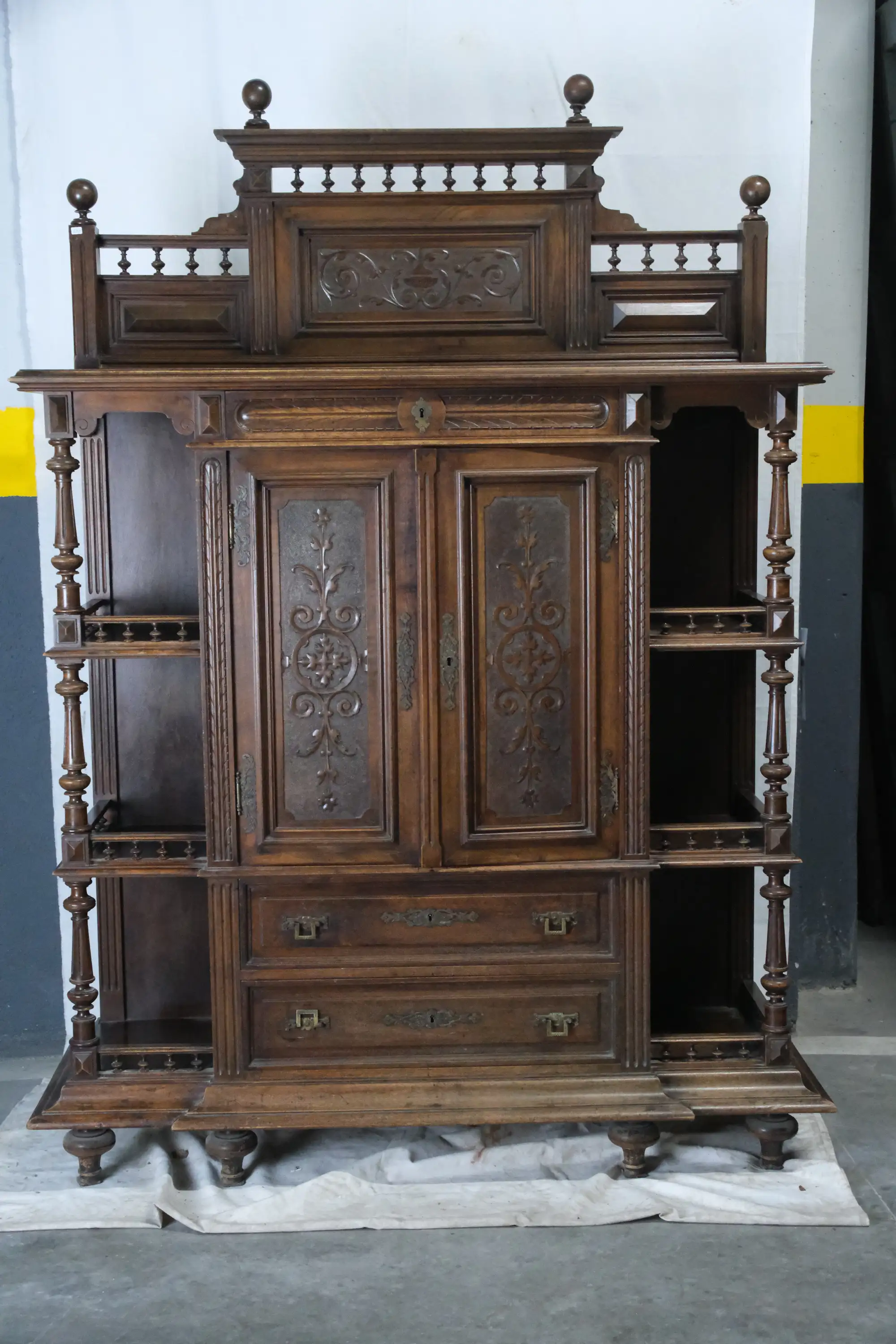Aparador del Siglo XIX en Madera de Nogal