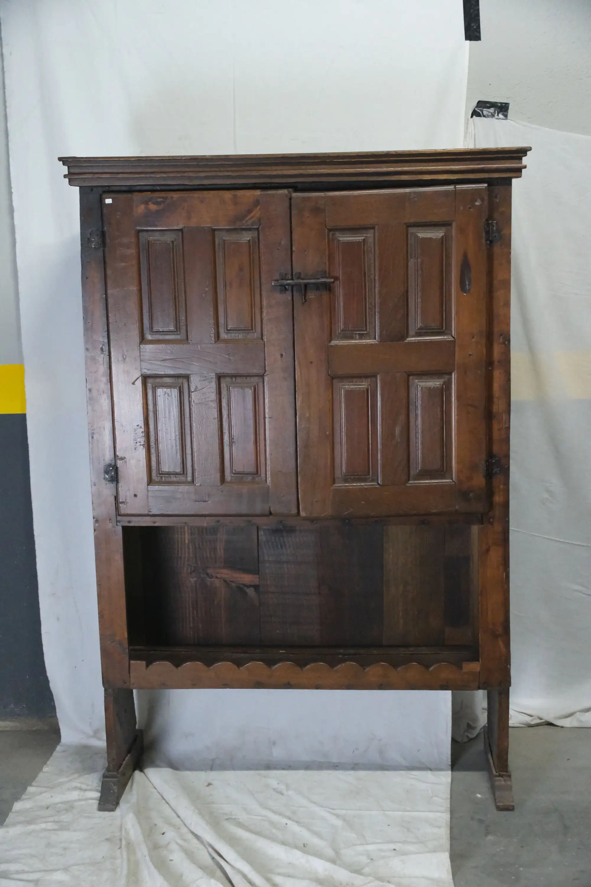 Alacena del Siglo XX en Madera Maciza