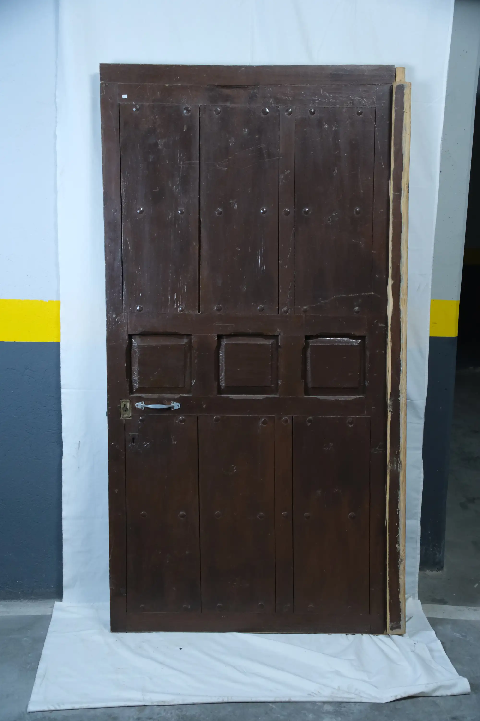 Puerta de madera de nogal del Siglo XIX o XX con cuarterones