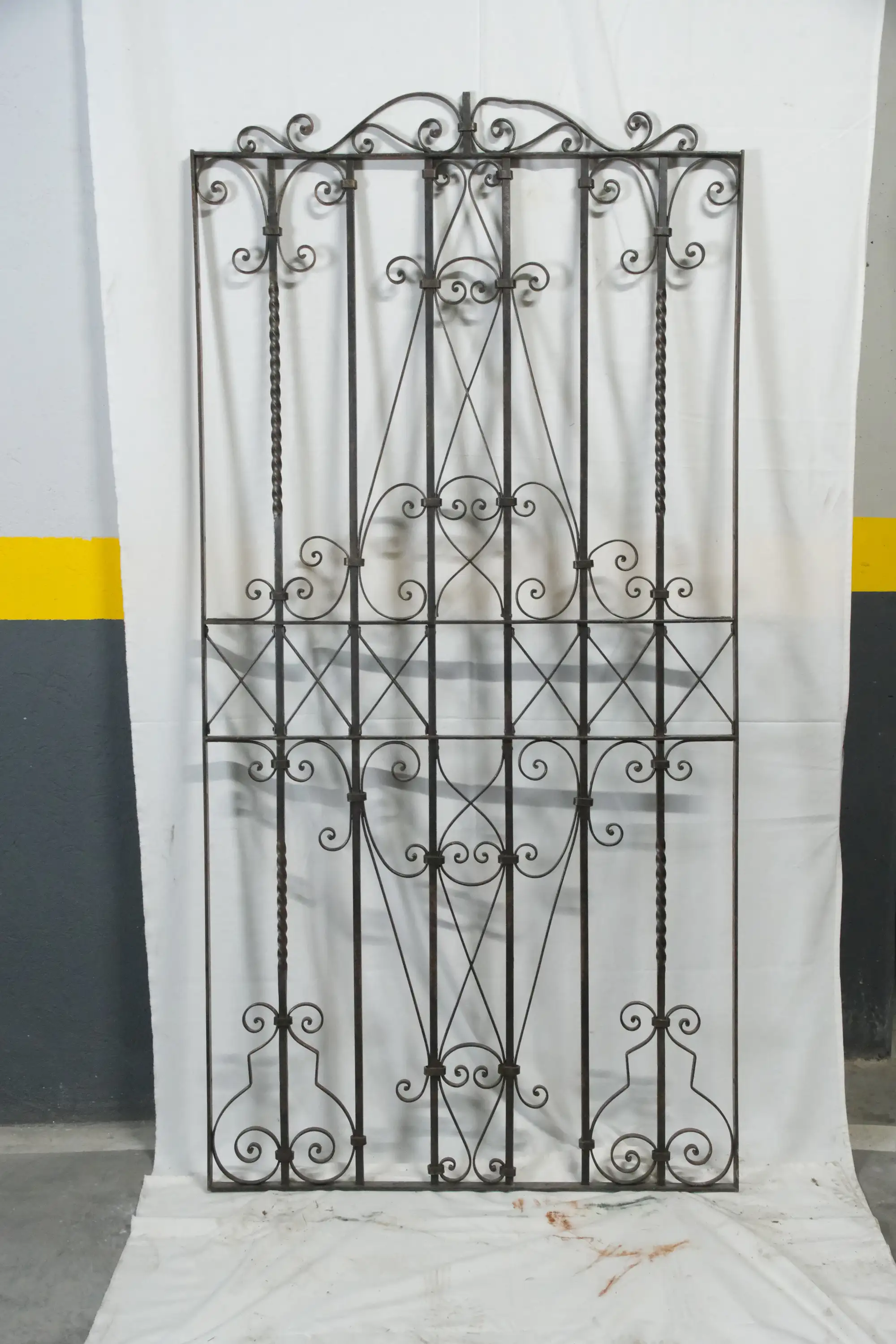 Puerta reja artística del Siglo XIX con decoraciones florales