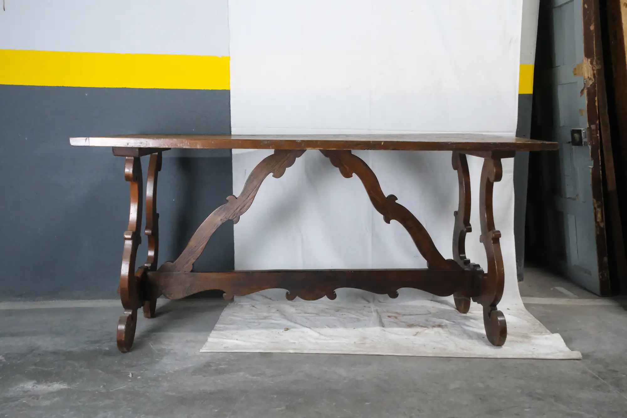 Mesa Comedor del Siglo XIX con Patas Castellanas Estilo Cervantina