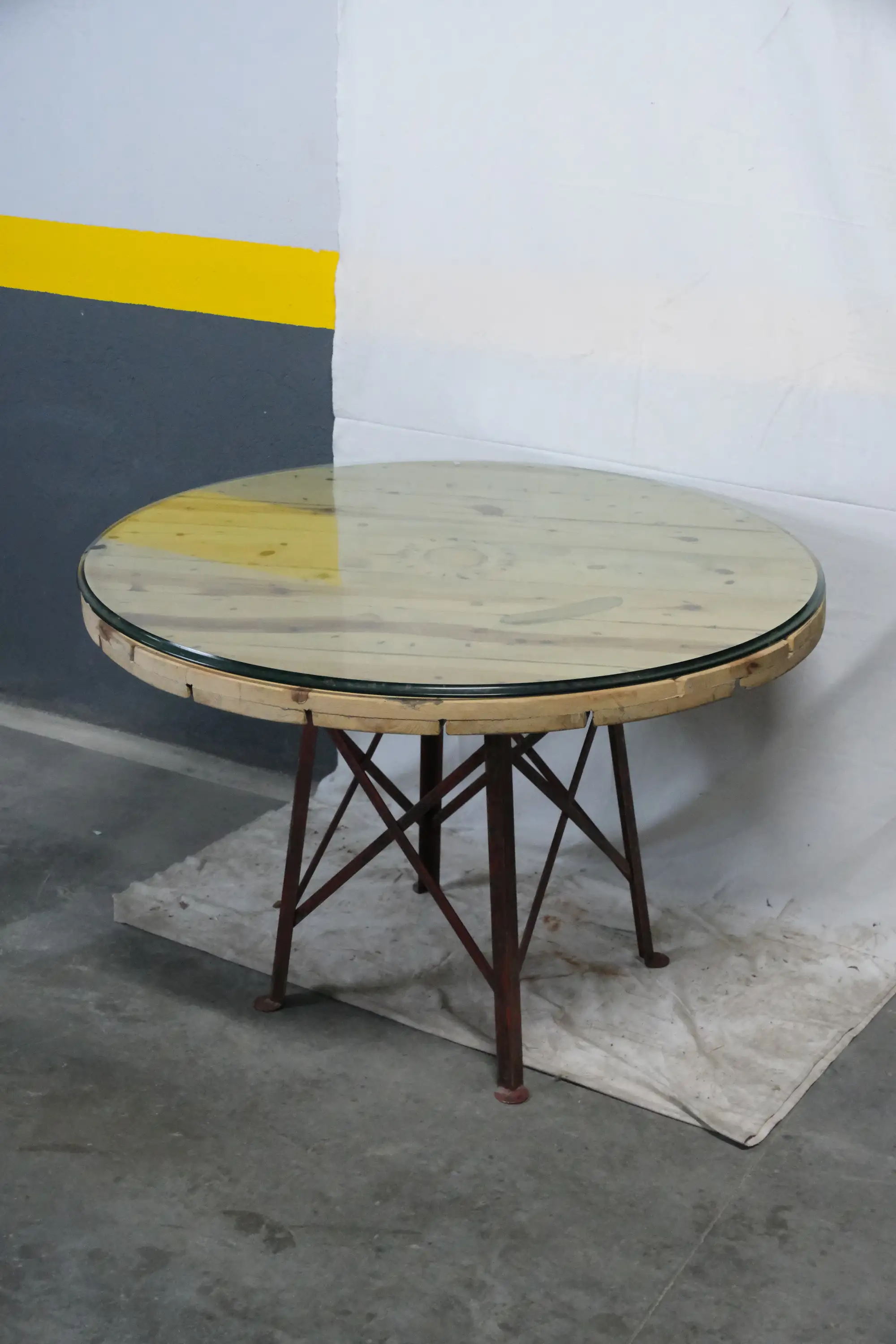 Mesa de Cristal del Siglo XX con Pata de Hierro