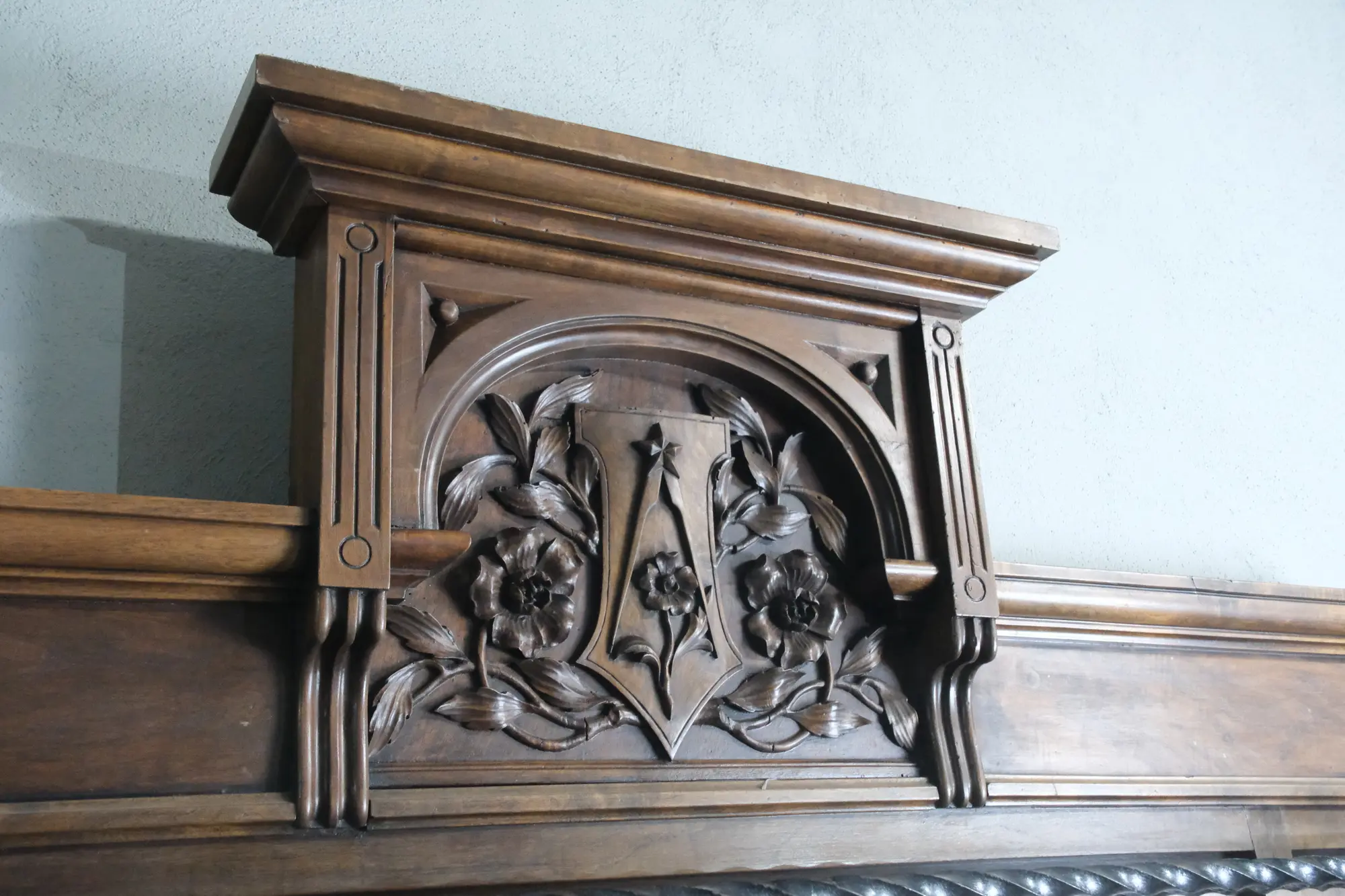 20th Century Hall Table with Heraldic Shield and Compass - 5/8