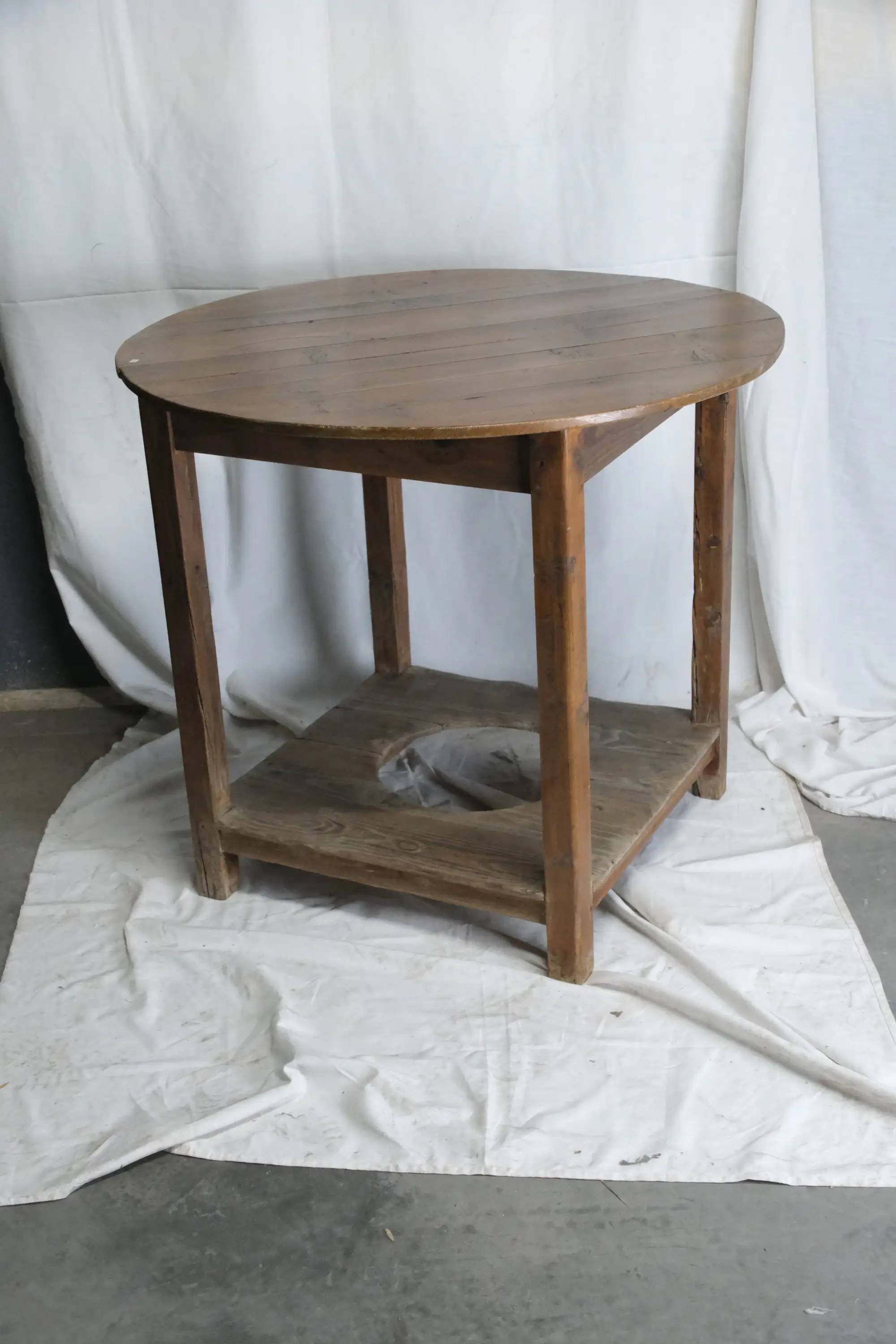 Mesa Redonda del Siglo XX en Madera de Pino
