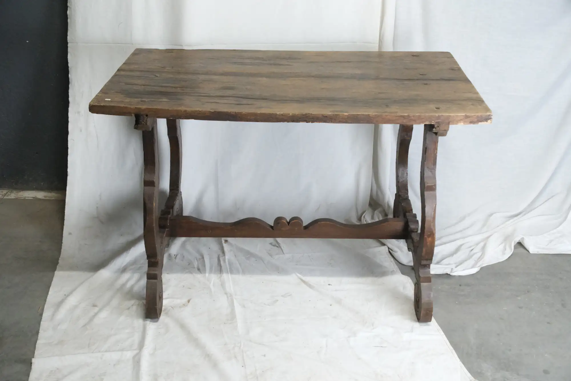 Mesa de Nogal del Siglo XVIII con Patas en Lira