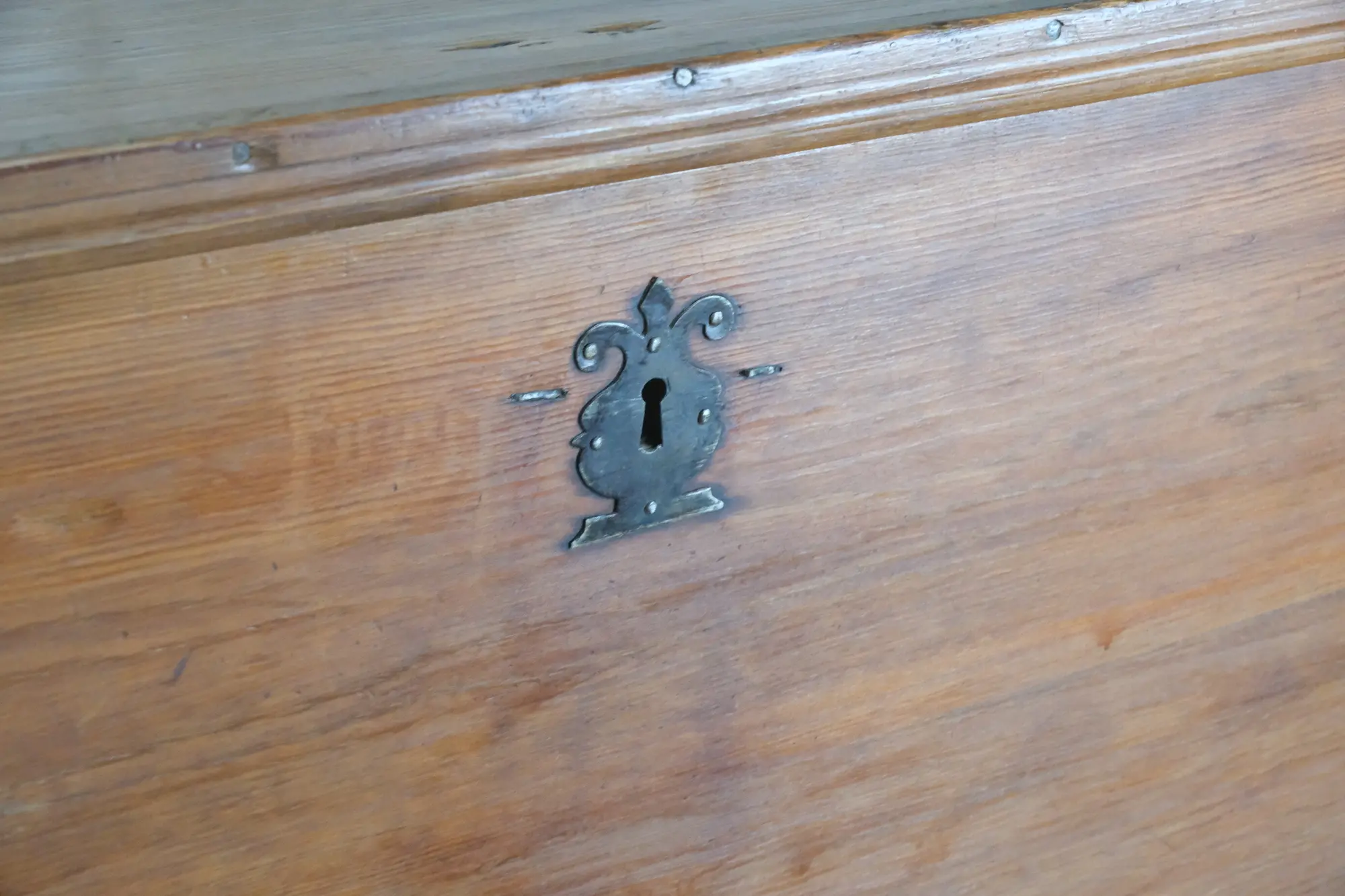 18th Century Andalusian Chest in Pine - 3/7