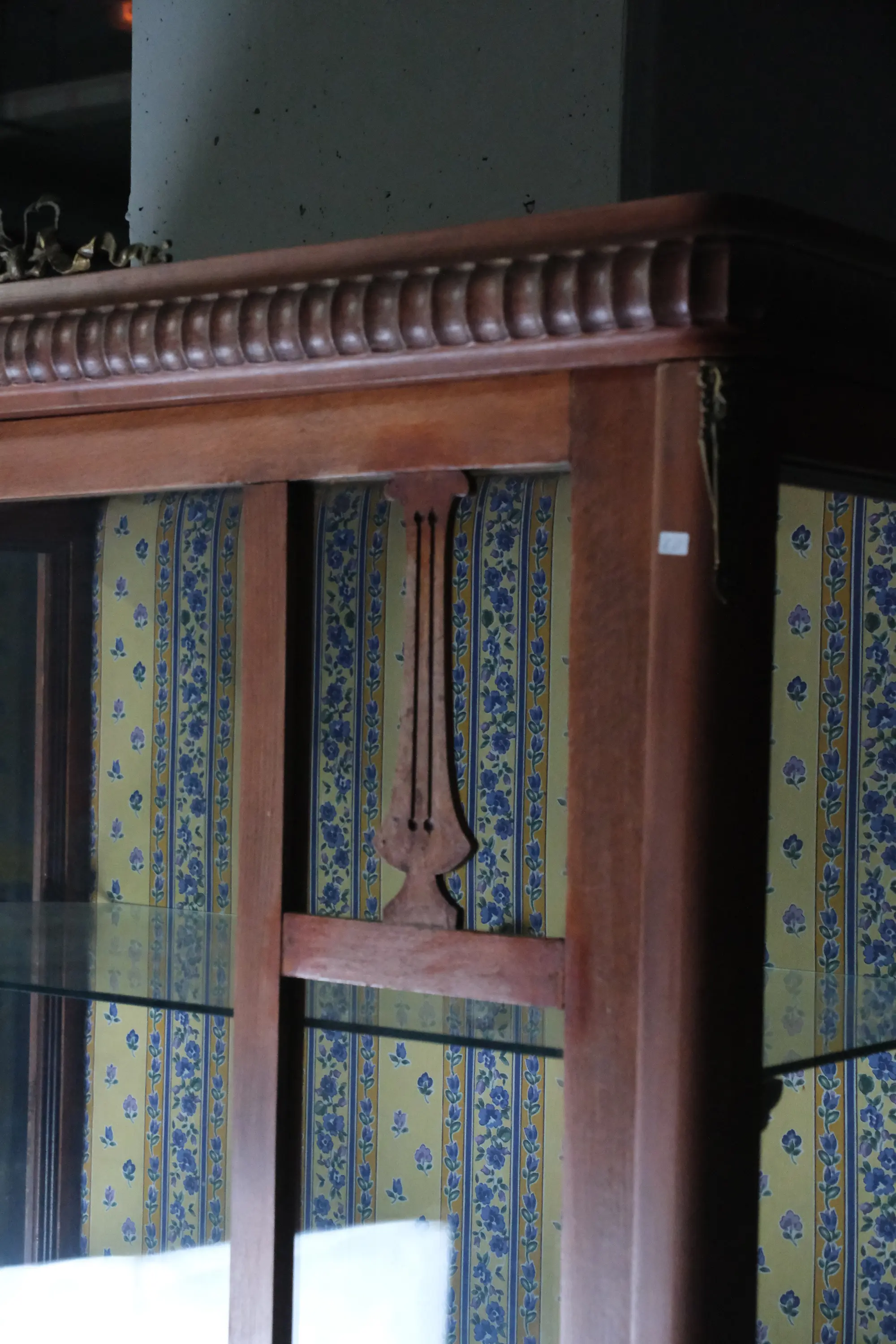 Late Neoclassical Showcase from the 20th Century in Cherry - 7/7