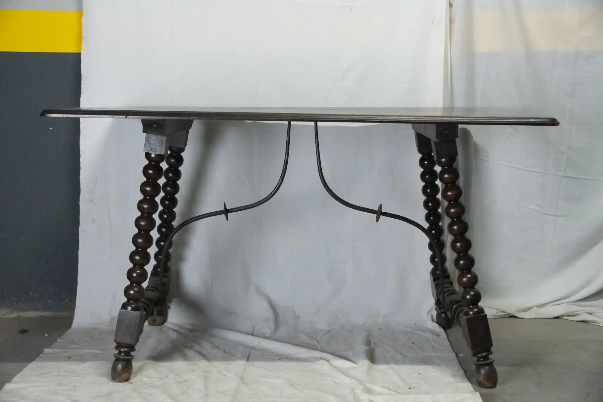 Mesa Castellana del Siglo XVIII con Patas Torneadas