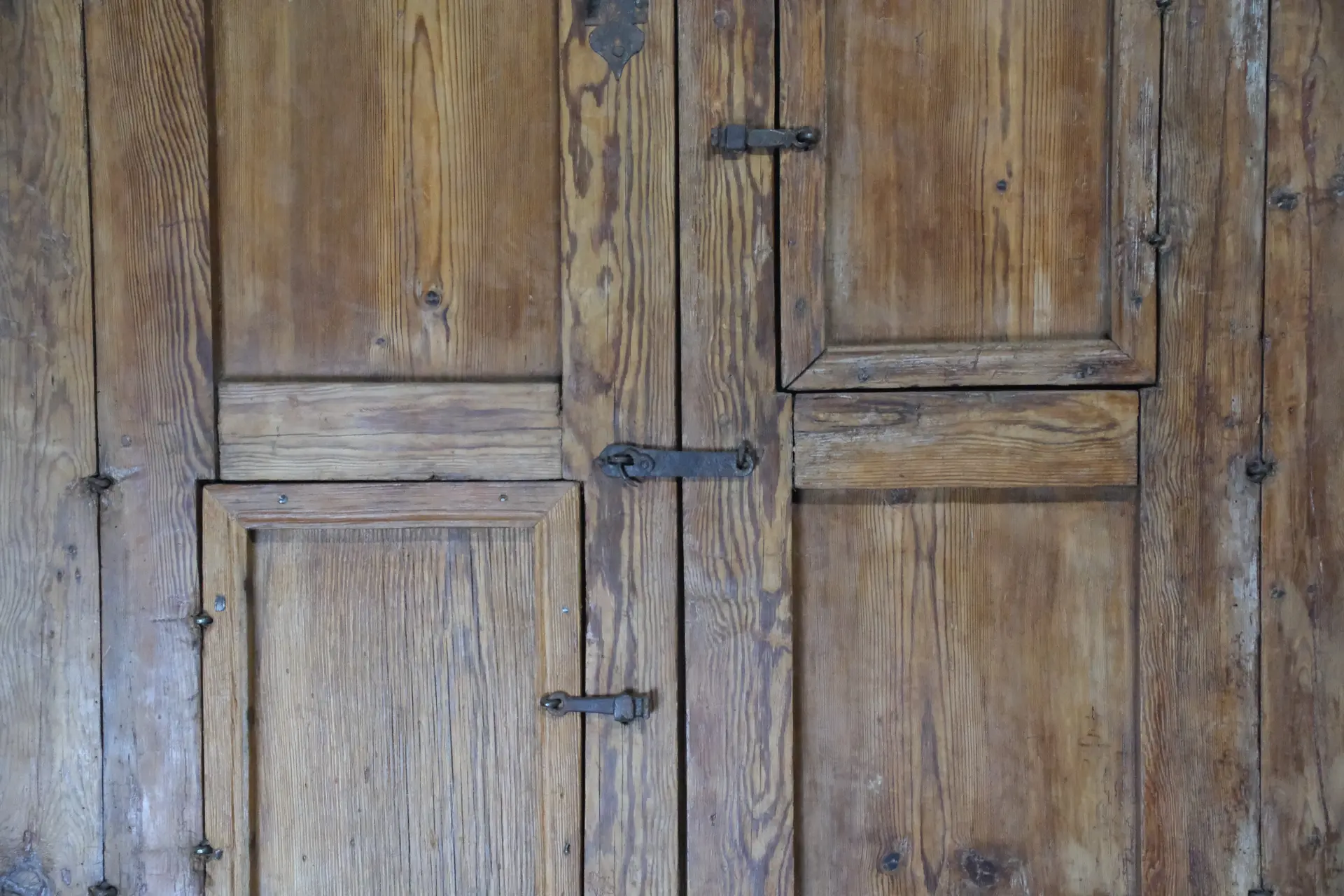 Balconada de Pino del Siglo XVII con Balustrada, Puertas y Arquitectónico, Siglo XVII · vista 10/15