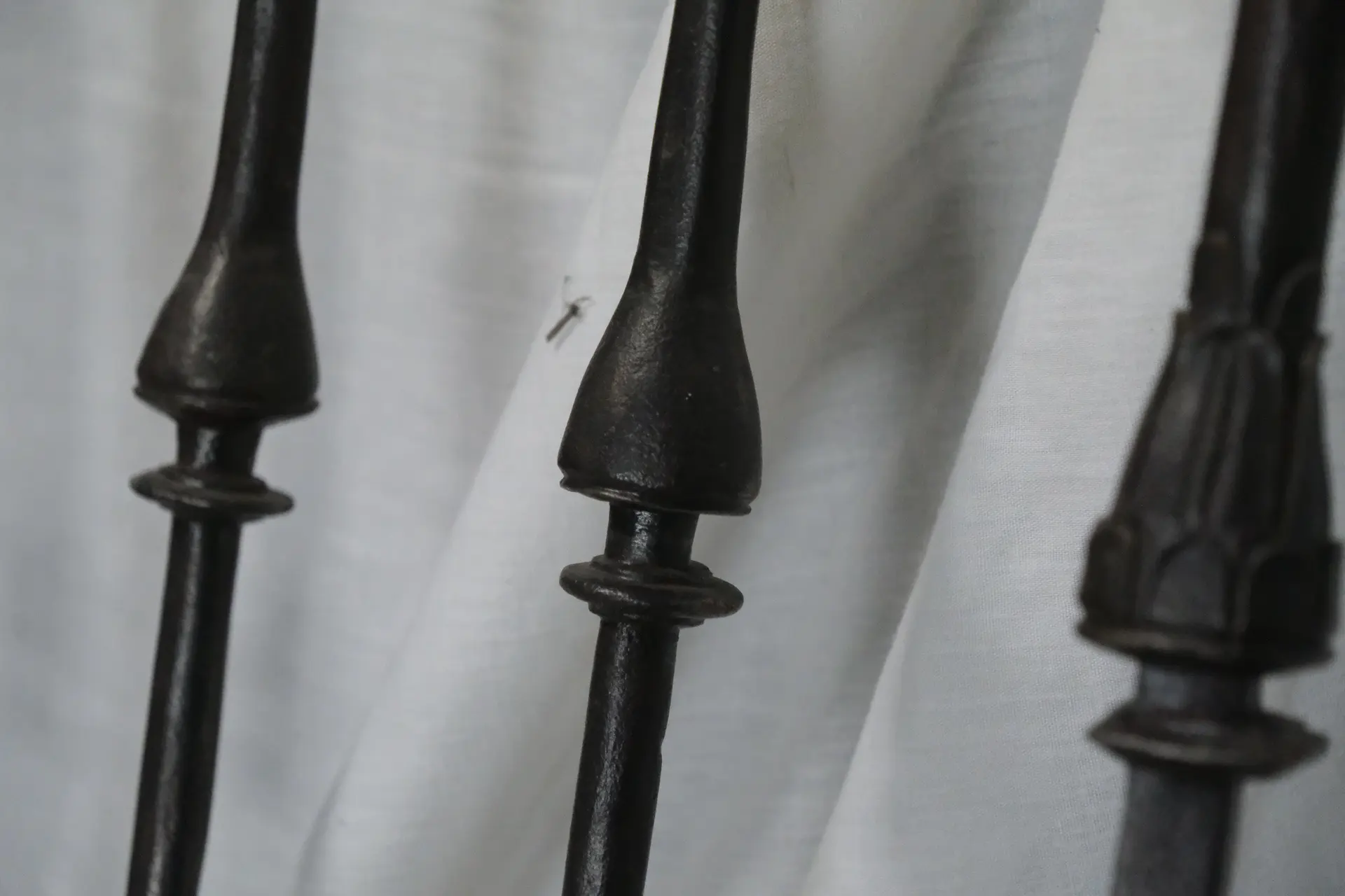 Antepecho de Hierro del Siglo XVIII con Decoraciones Castellanas, Herrería y Metal, Siglo XVIII · vista 7/10