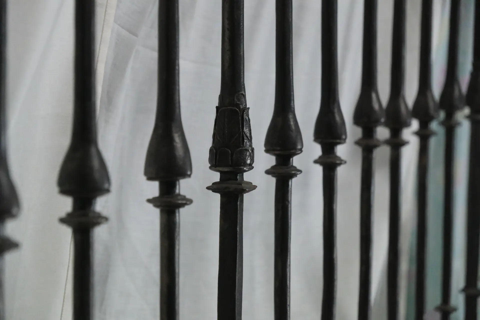 Antepecho de Hierro del Siglo XVIII con Decoraciones Castellanas, Herrería y Metal, Siglo XVIII · vista 3/10