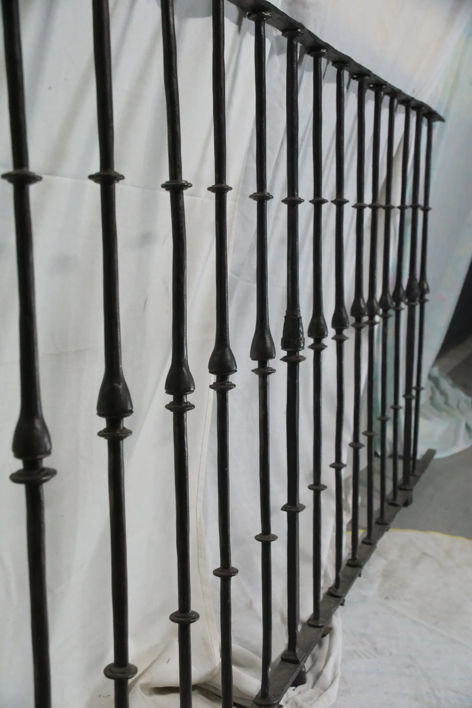 Antepecho de Hierro del Siglo XVIII con Decoraciones Castellanas, Herrería y Metal, Siglo XVIII · vista 9/10