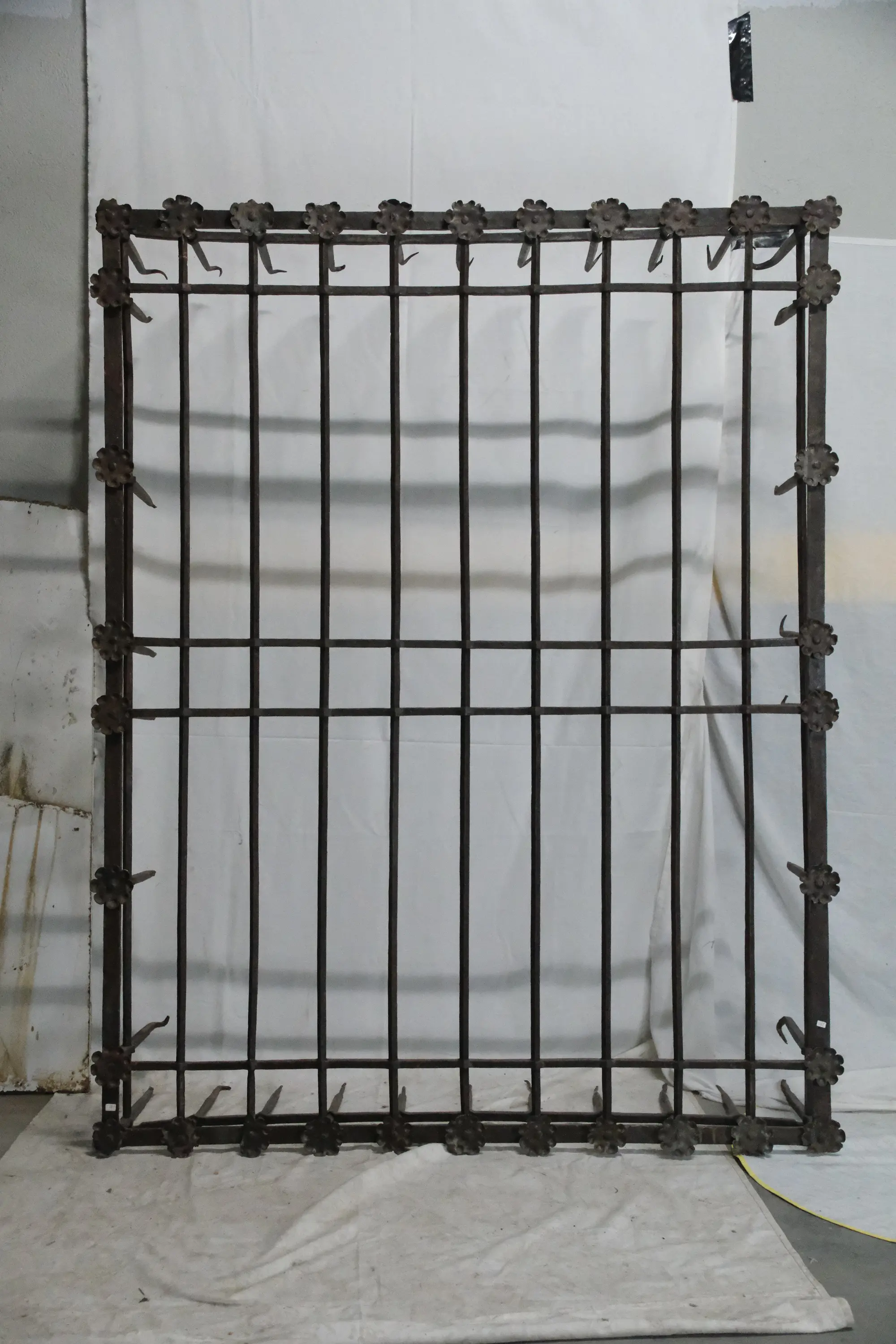 Wrought iron or cast iron: how to tell them apart in antique grilles and balconies