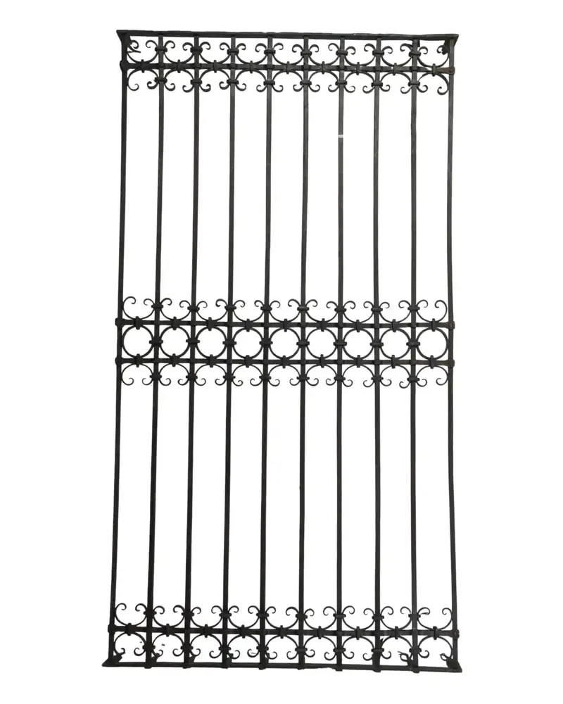 Reja de Hierro Fundido del Siglo XIX con Motivos Simétricos