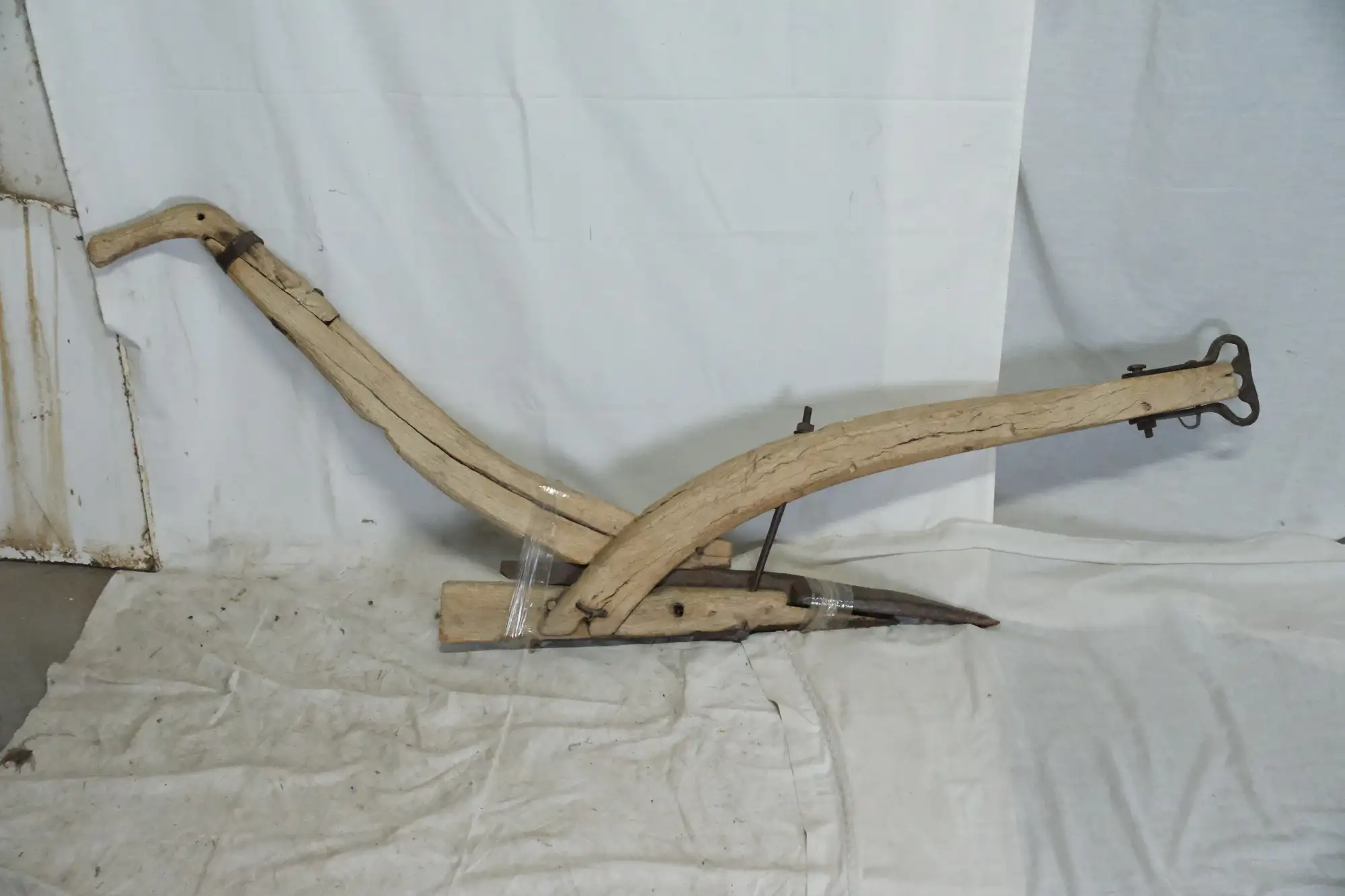 Arado de Madera Rústico del Siglo XX de Guadalajara