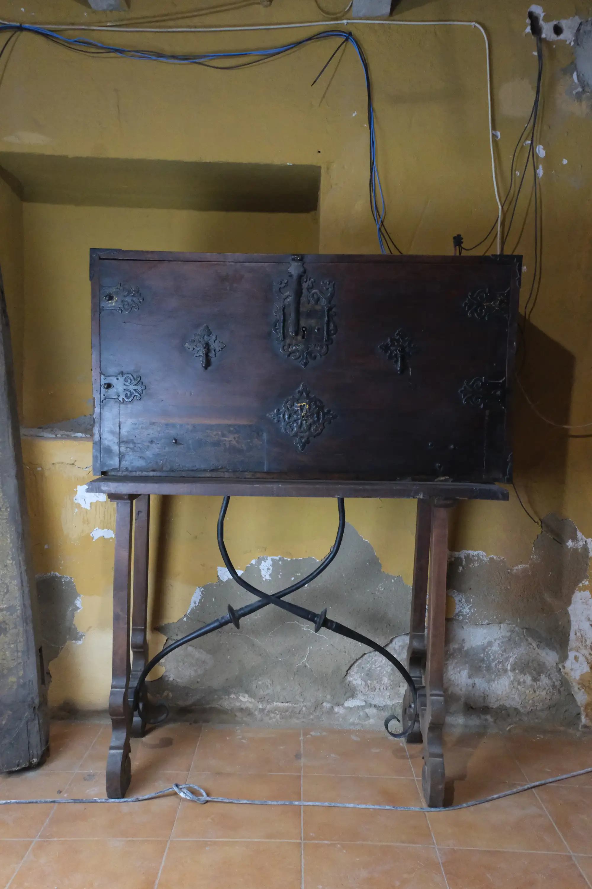 Bargueño Castellano del Siglo XIX con Mesa