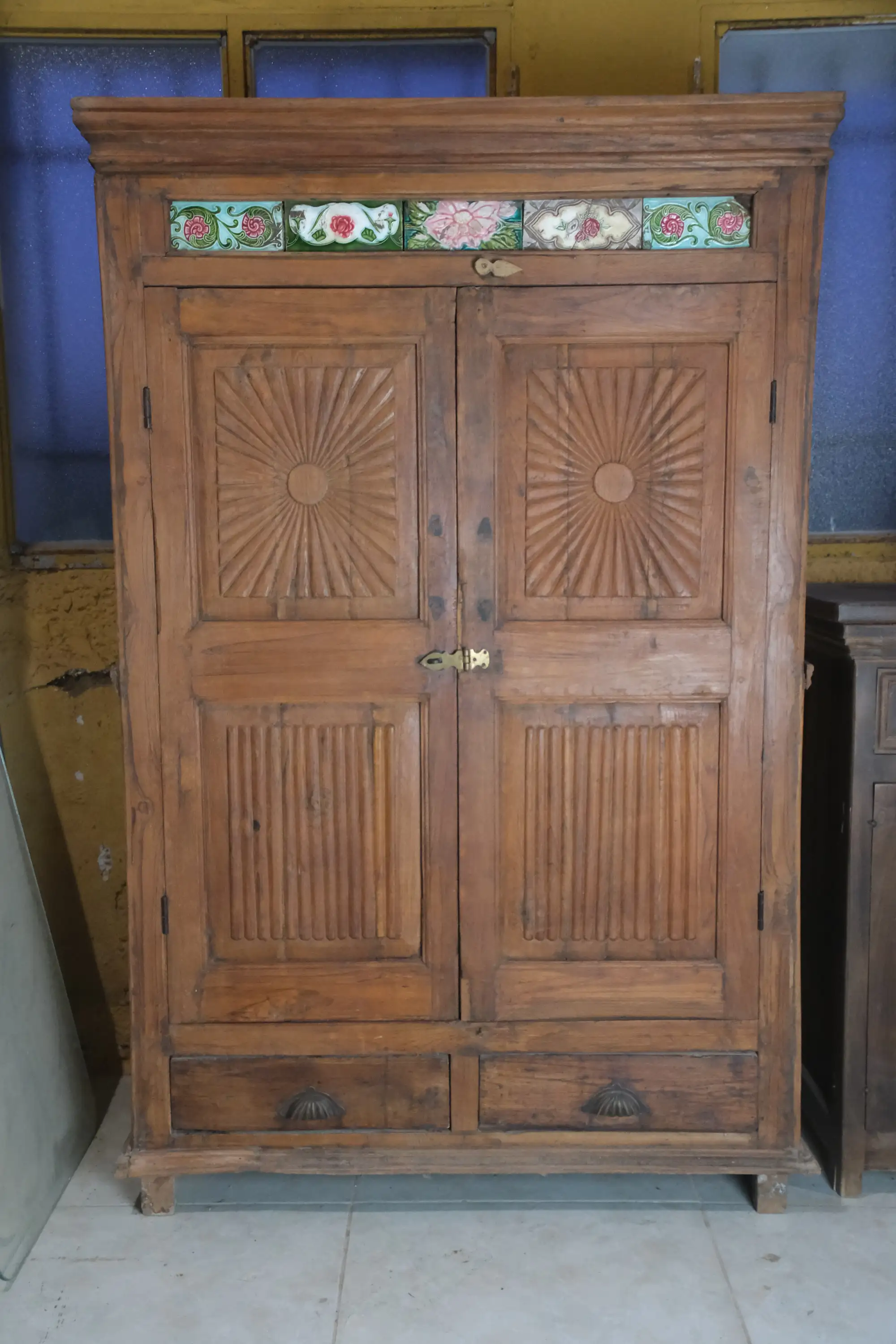 Mueble de Madera de la India del Siglo XX con Decoración Cerámica