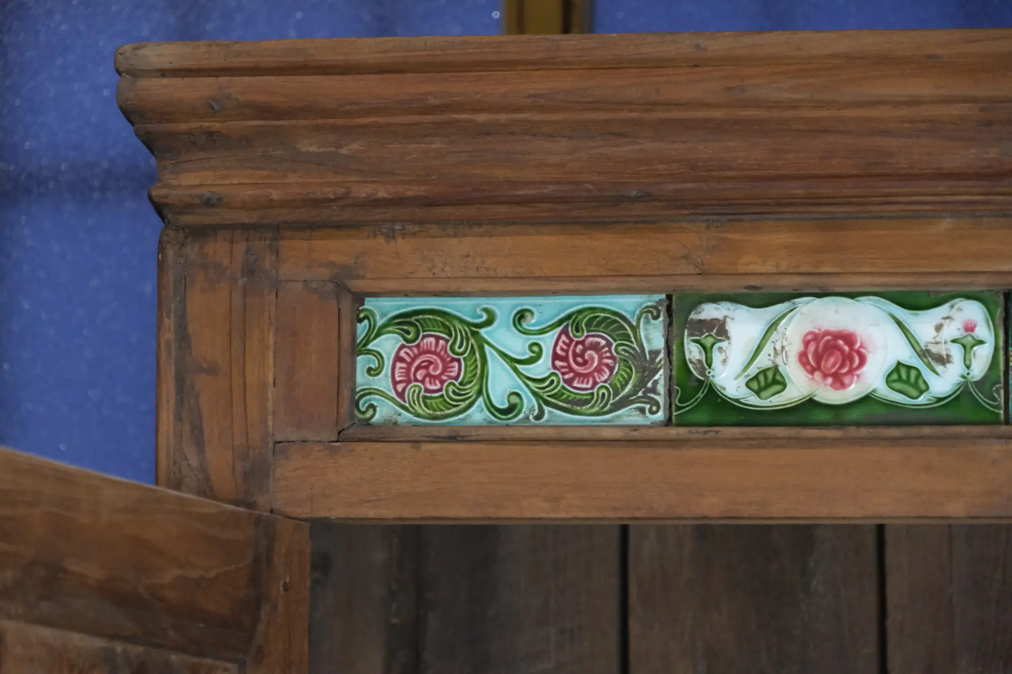 20th Century Indian Wooden Furniture with Ceramic Decoration - 3/4