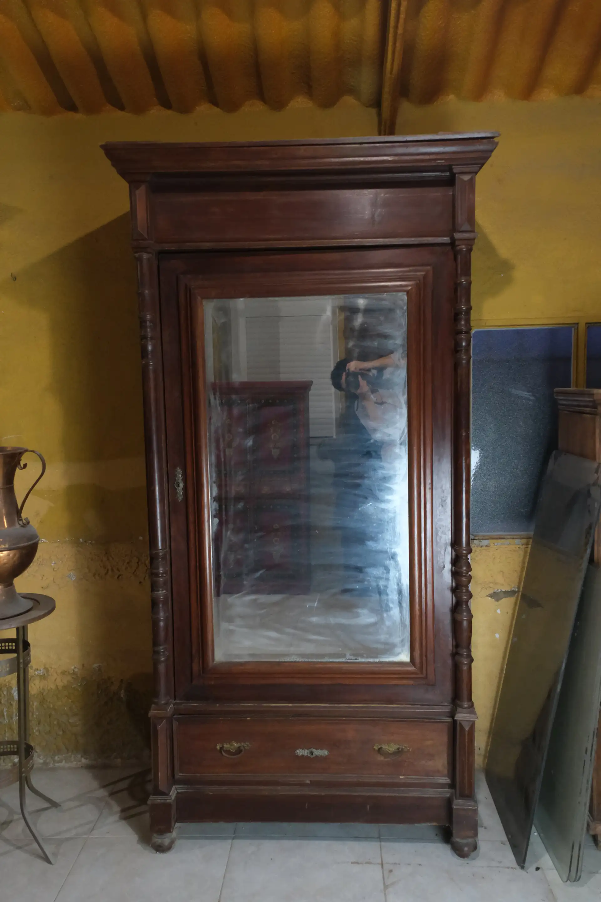 Armario del Siglo XX con Espejo y Cajón en Jaén