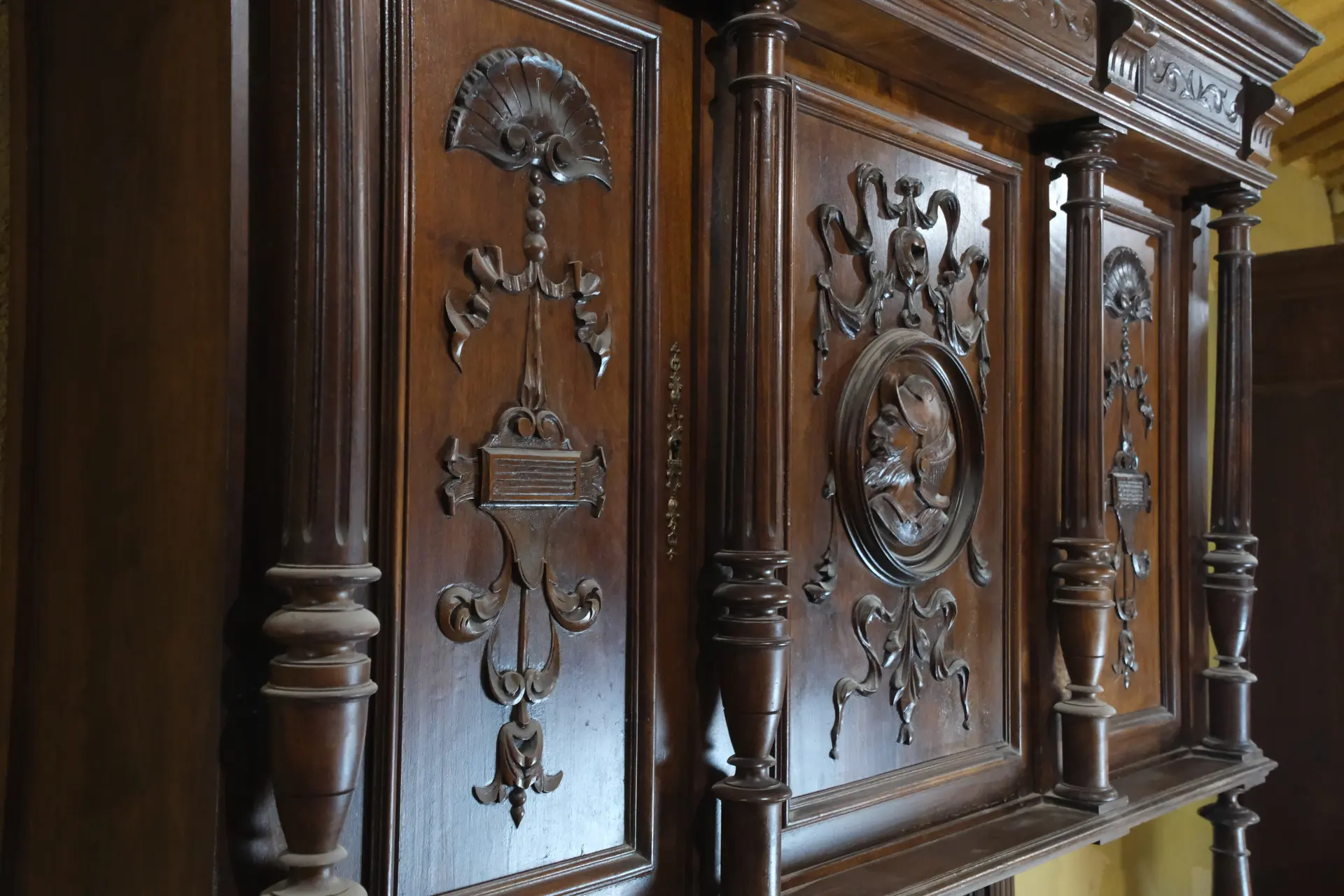 Mueble Neocastellano del Siglo XX con Caballero Tallado, Armarios y Vitrinas, Siglo XX · vista 6/7