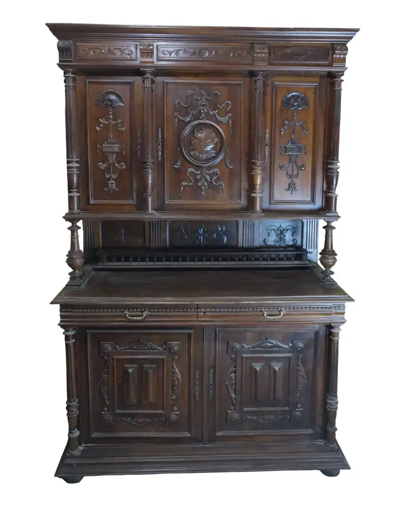 Mueble Neocastellano del Siglo XX con Caballero Tallado