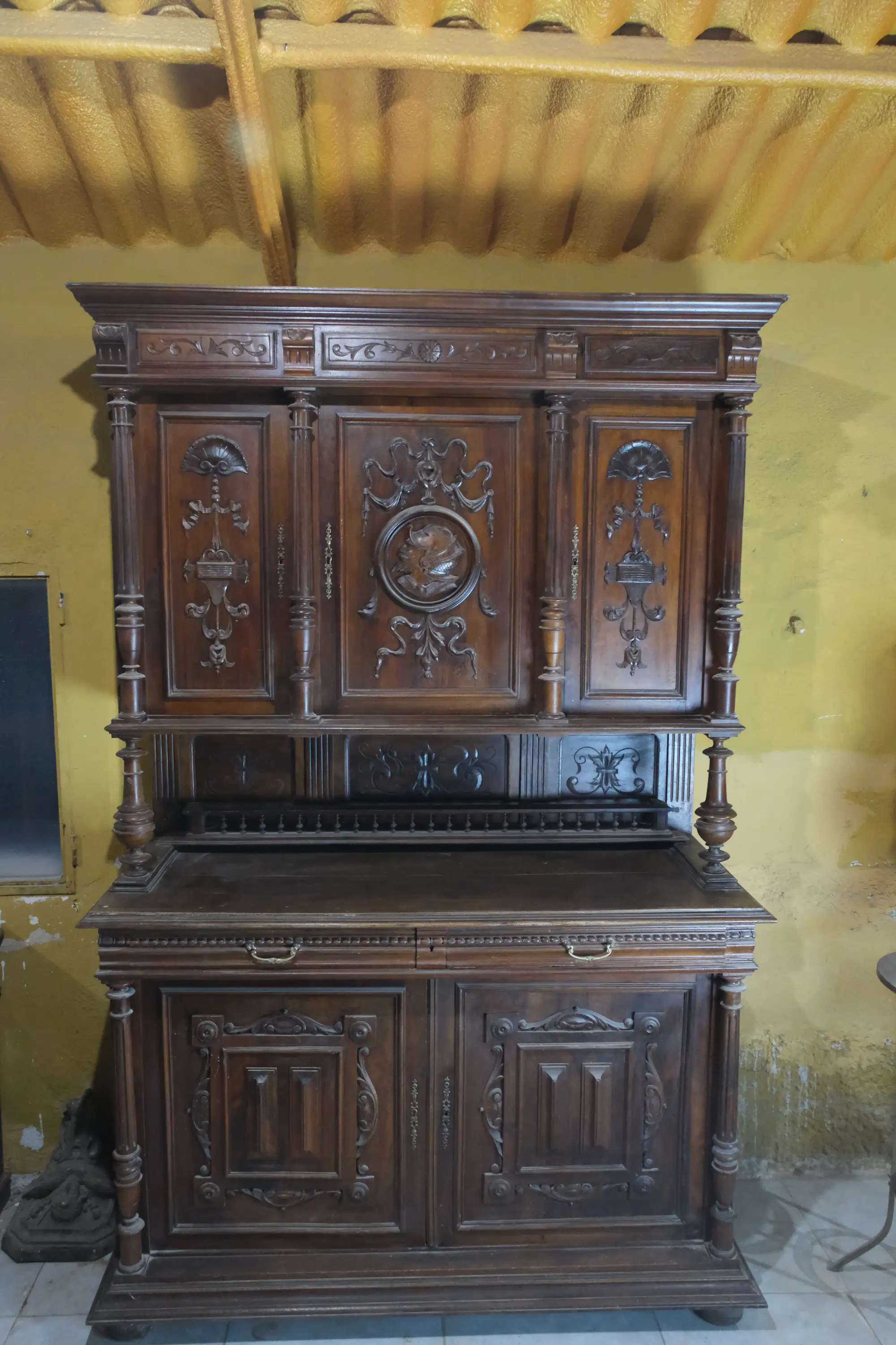 Mueble Neocastellano del Siglo XX con Caballero Tallado