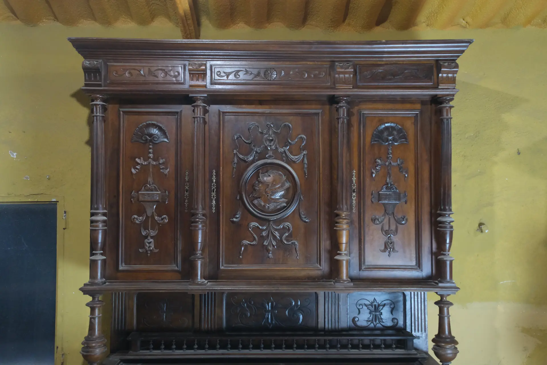 Mueble Neocastellano del Siglo XX con Caballero Tallado, Armarios y Vitrinas, Siglo XX · vista 3/7