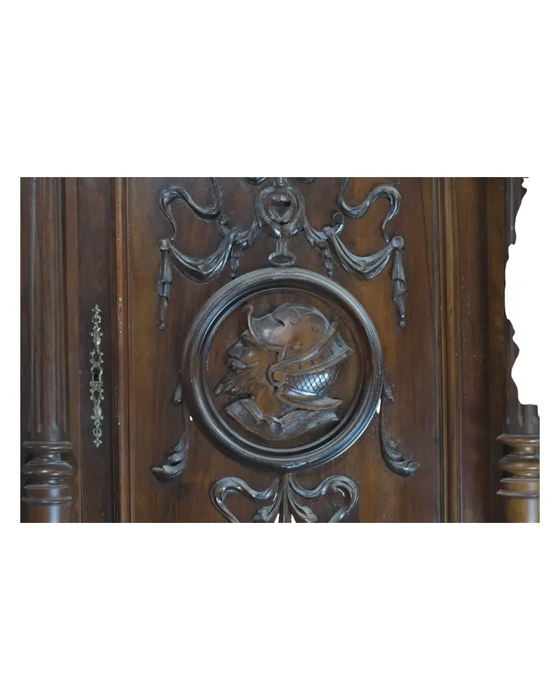 Mueble Neocastellano del Siglo XX con Caballero Tallado, Armarios y Vitrinas, Siglo XX · vista 2/7
