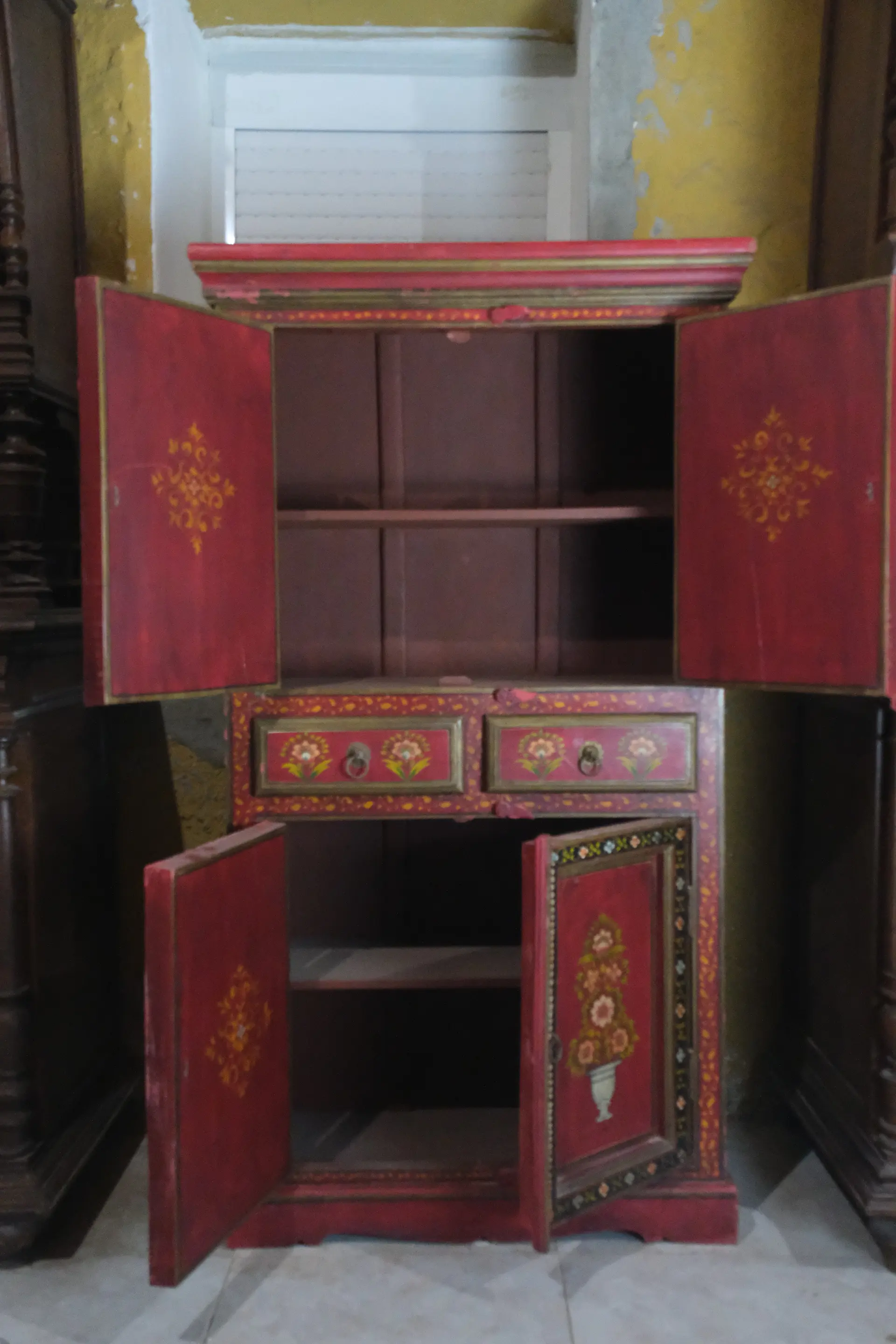 Mueble del Siglo XX Pintado con Flores de la India, Armarios y Vitrinas, Siglo XX · vista 7/10